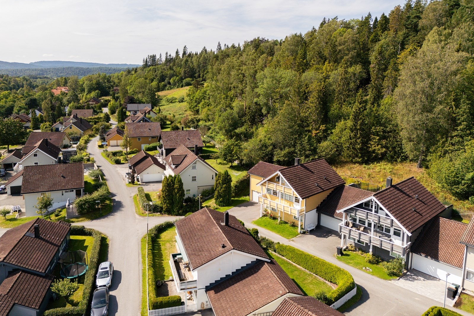 Her bor du i et trygt og barnevennlig nabolag. Eiendommen ligger tilbaketrukket i en rolig blindvei, med kort vei til skoler, barnehager og turområder. Galleribilde