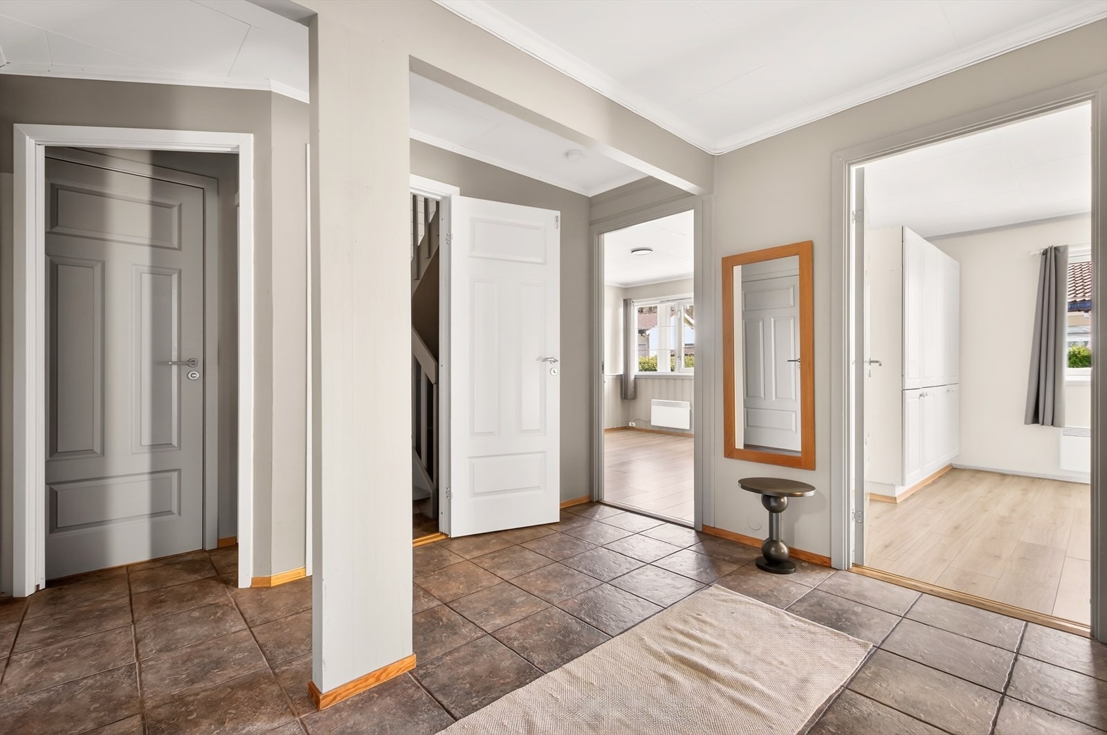 Fra hallen har du tilgang til alle rom i underetasjen, flislagt gulv med gulvvarme i hall. Det er installert nye taklamper med dimmer. Galleribilde