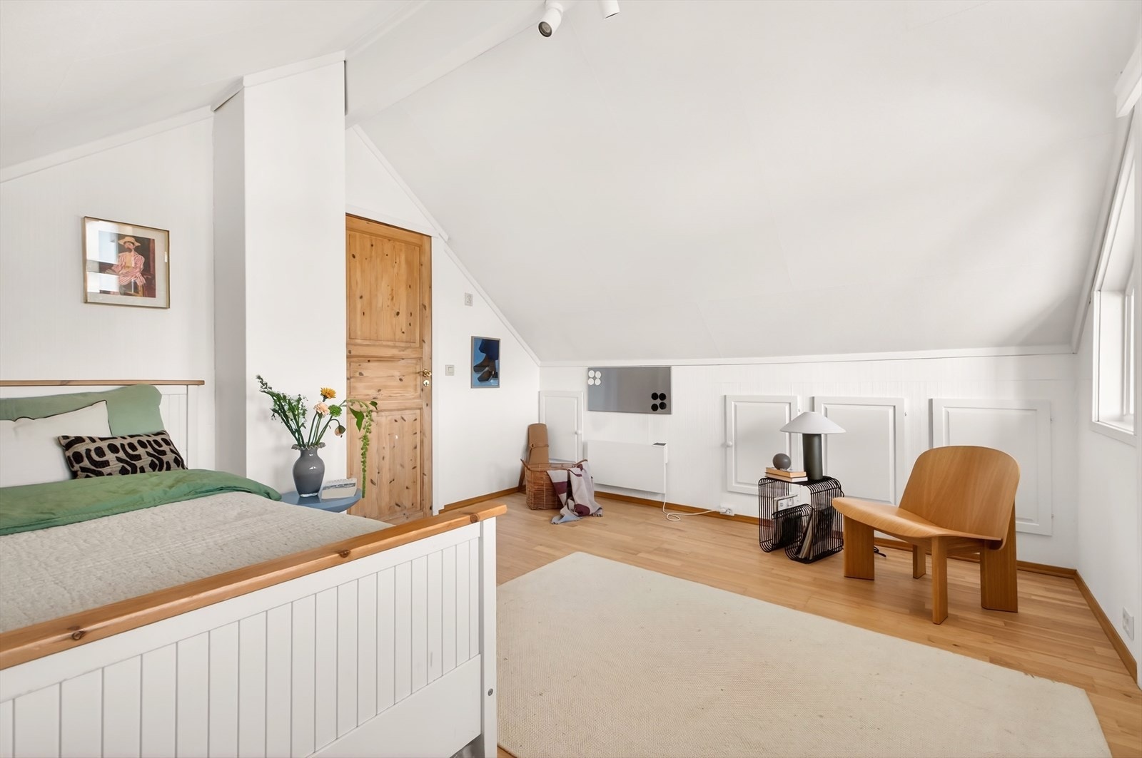 God oppbevaringsplass i knevegg. Galleribilde