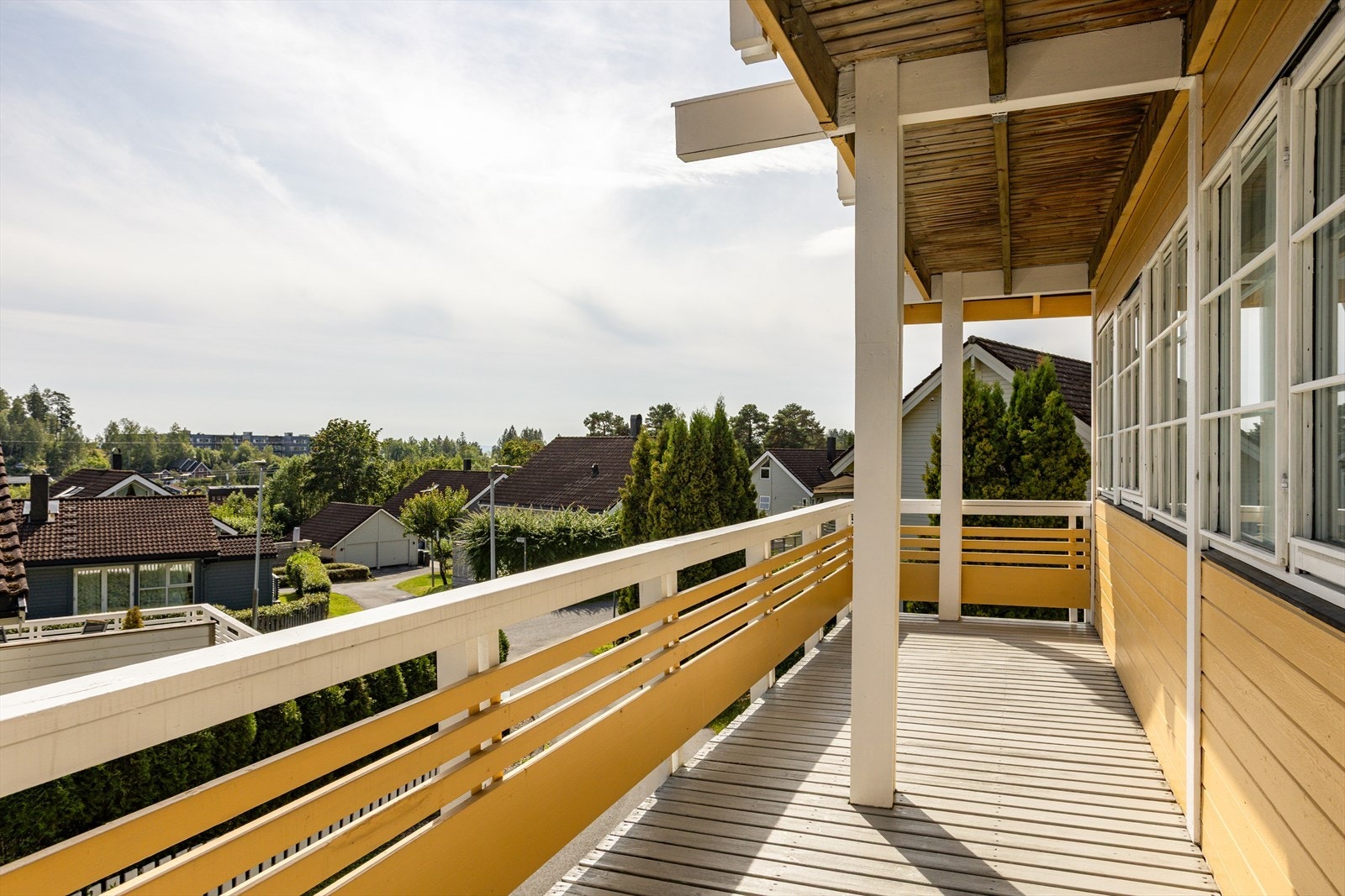 Svært gode solforhold med sol fra ca. kl 6-14 i sommerhalvåret. Galleribilde