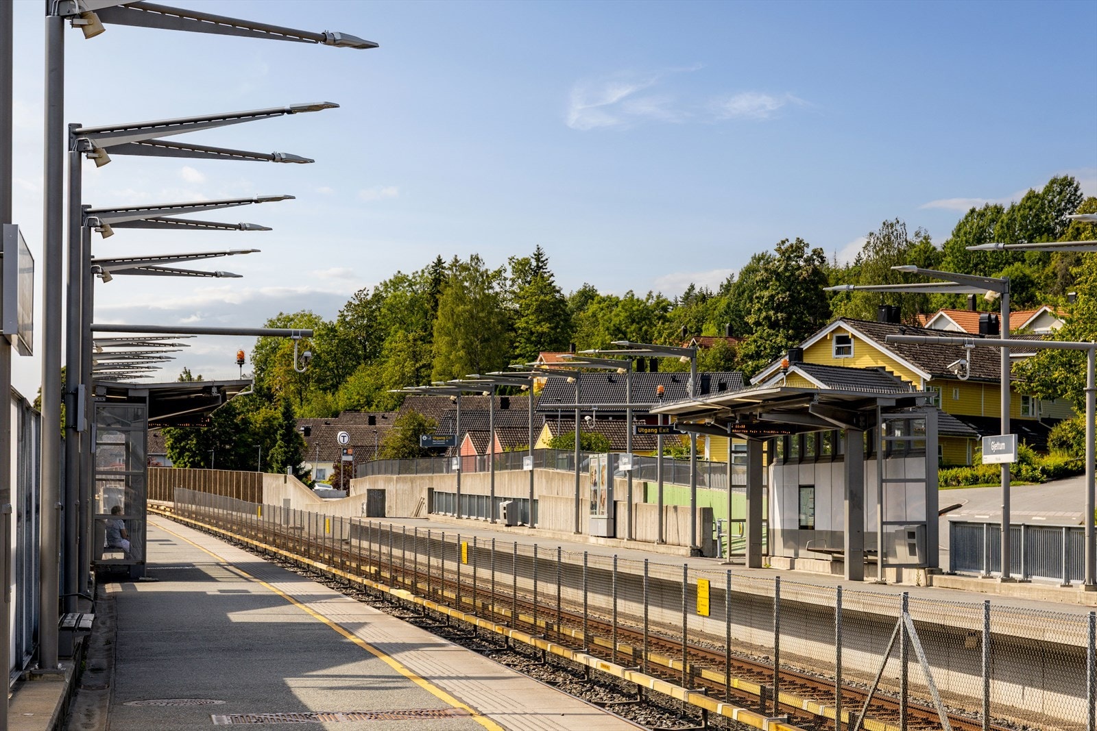 For de som ønsker å reise med T-bane er Gjettum T-banestasjon ca 7 min gange fra boligen. Dette gir enkel tilgang til t-banenettverket på linje 3 (Kolsås-linjen) med hyppige avganger inn mot Oslo sentrum via blant annet Oslo sentrum. Galleribilde