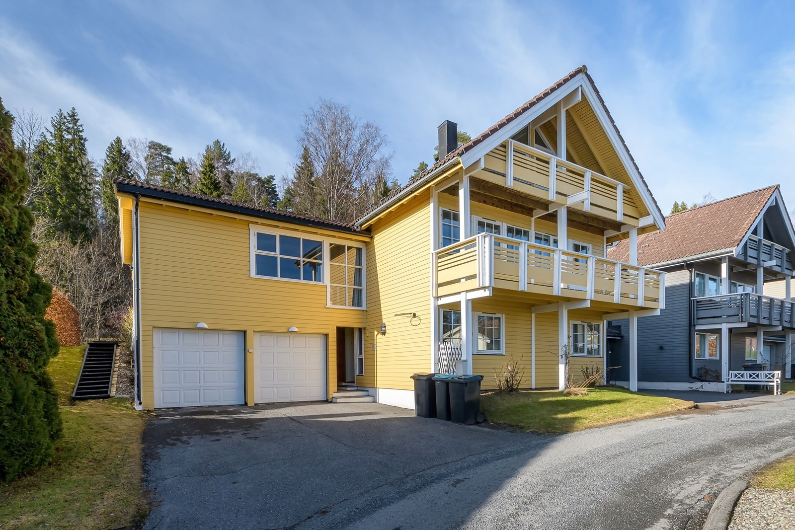 Adkomst og gårdsplass er asfalterte. Galleribilde