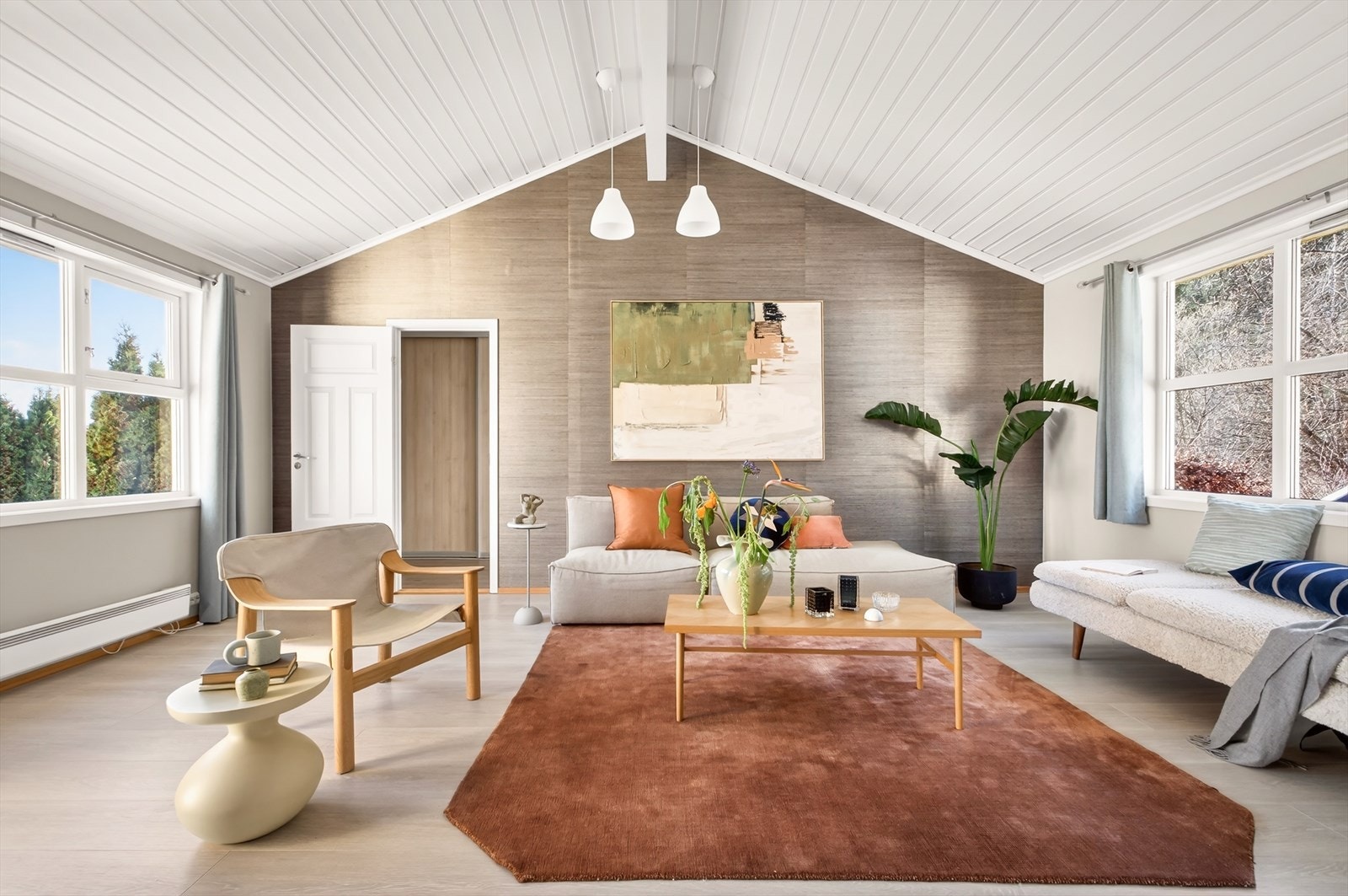 Fra stuen er det adkomst til inngangspartiet på baksiden av boligen, hvor det er en romslig skyvedørsgarderobe med svært gode oppbevaringsmuligheter. Galleribilde