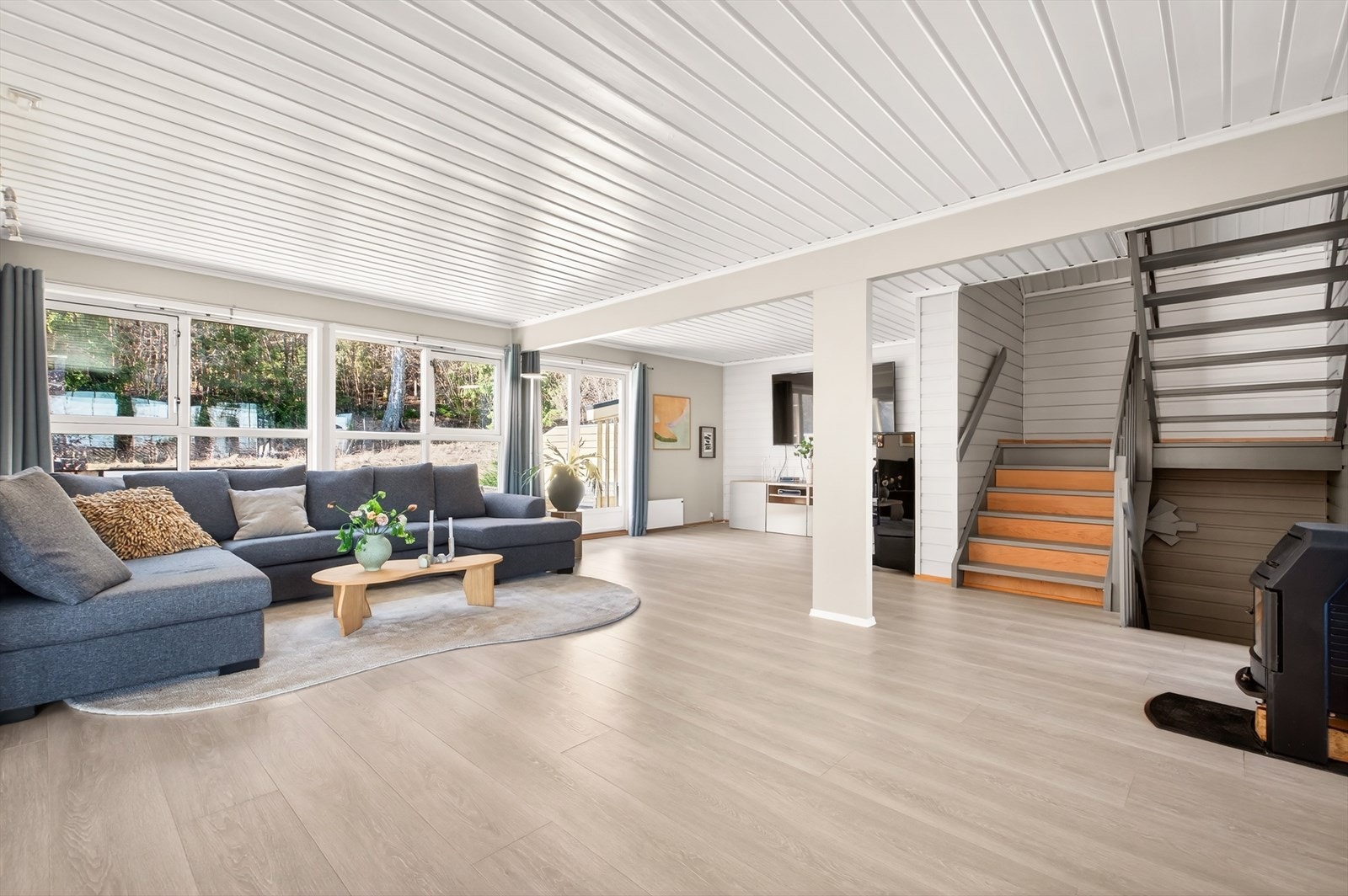 Fra stuen og entréen er det utgang til stor skiferbelagt terrasse med peis. Stuen er godt skjermet mot skogholt, med ingen innsyn. Galleribilde