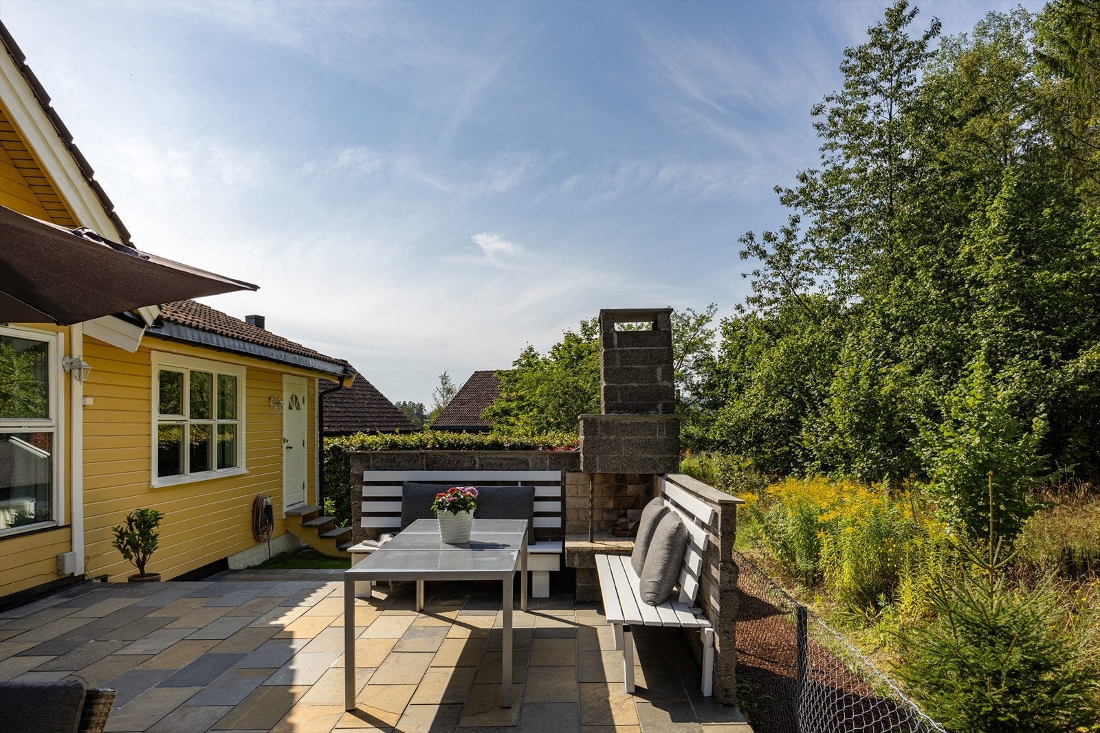 På baksiden av huset har du sol fra ca. kl 13-19 i sommerhalvåret. Solen kommer på terrassen fra ca. kl 14. Galleribilde