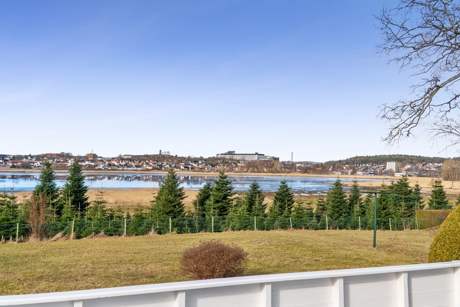 Fra både boligens vinduer, hage og veranda har man fantastisk utsikt Galleribilde