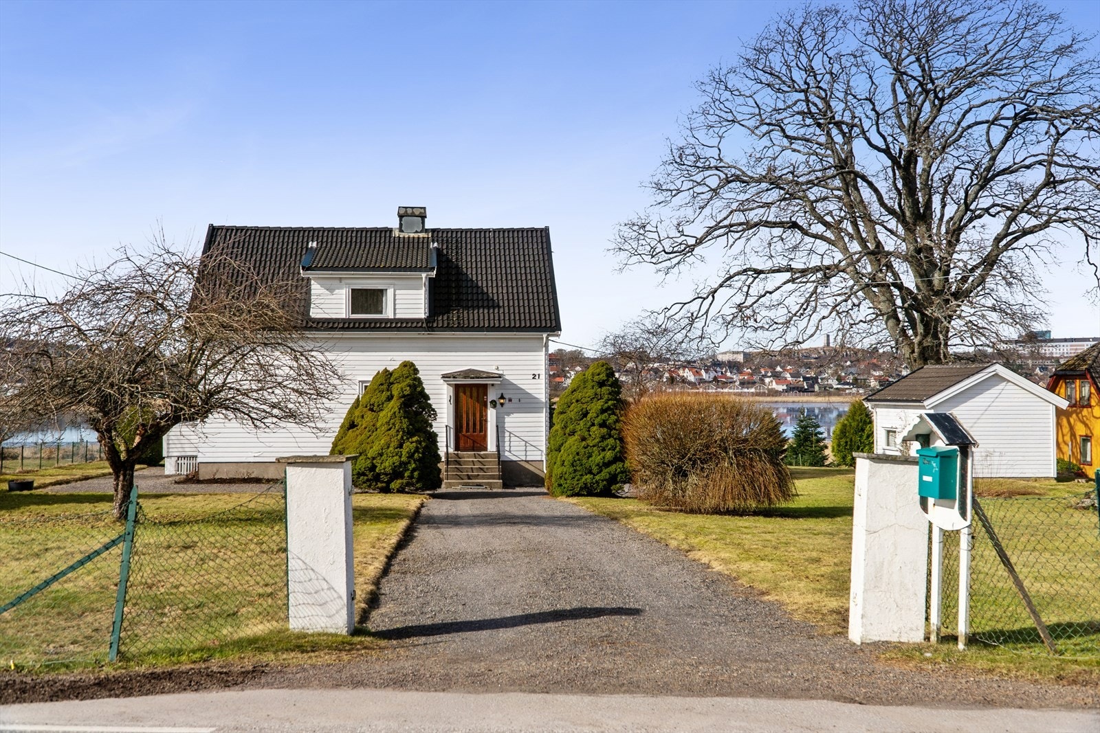 Eiendommen har en attraktiv beliggenhet i et veletablert og hyggelig boligområde med sjøen like nedenfor og bare 3 km til Tønsberg sentrum Galleribilde