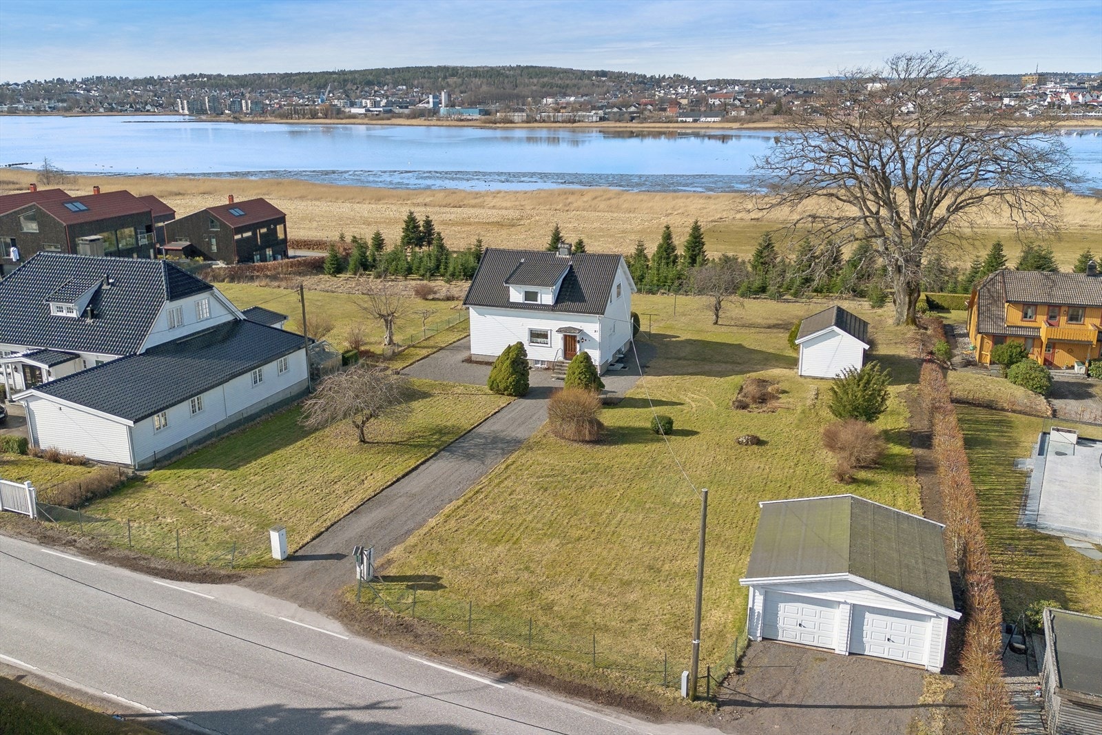 Spennende eiendom med 2,6 mål tomt, svært gode solforhold og sjøutsikt på nydelige Husvik Galleribilde