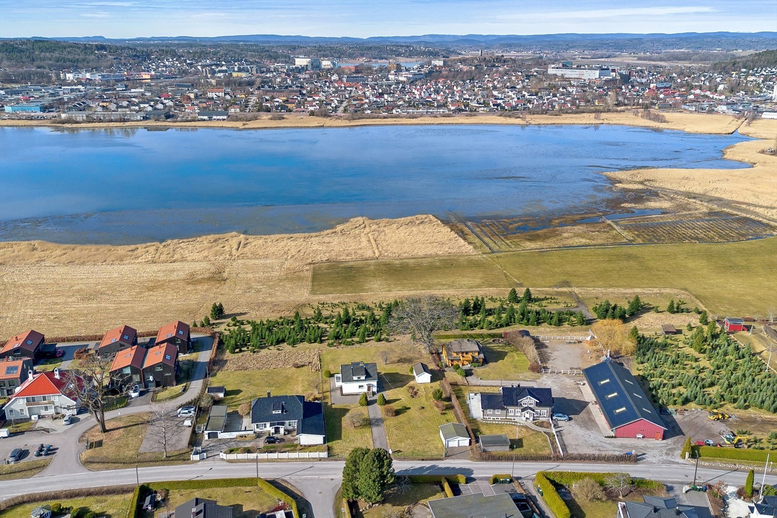 På eiendommen finner man enebolig, uthus og dobbel garasje Galleribilde