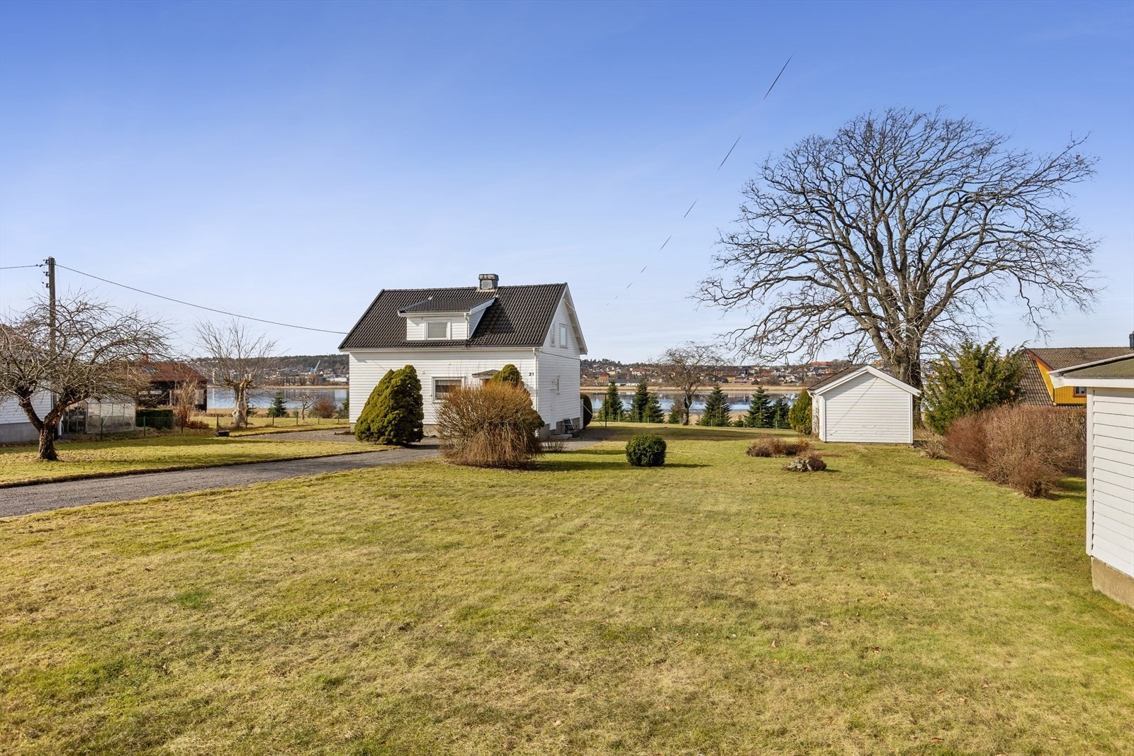 På tomten har man svært gode solforhold - med sol fra tidlig morgen til sen kveld Galleribilde