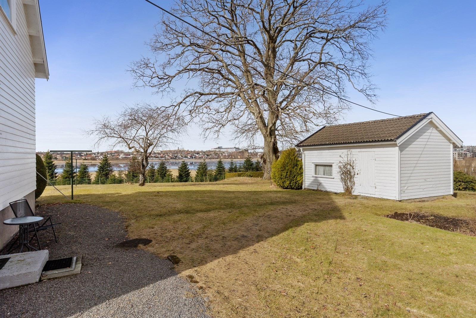 Det gjøres særlig oppmerksom på at det nedenfor uthuset - på eiendommens nordvestlige hjørne - står et eiketre som man ut fra størrelse og alder kan anta er fredet Galleribilde