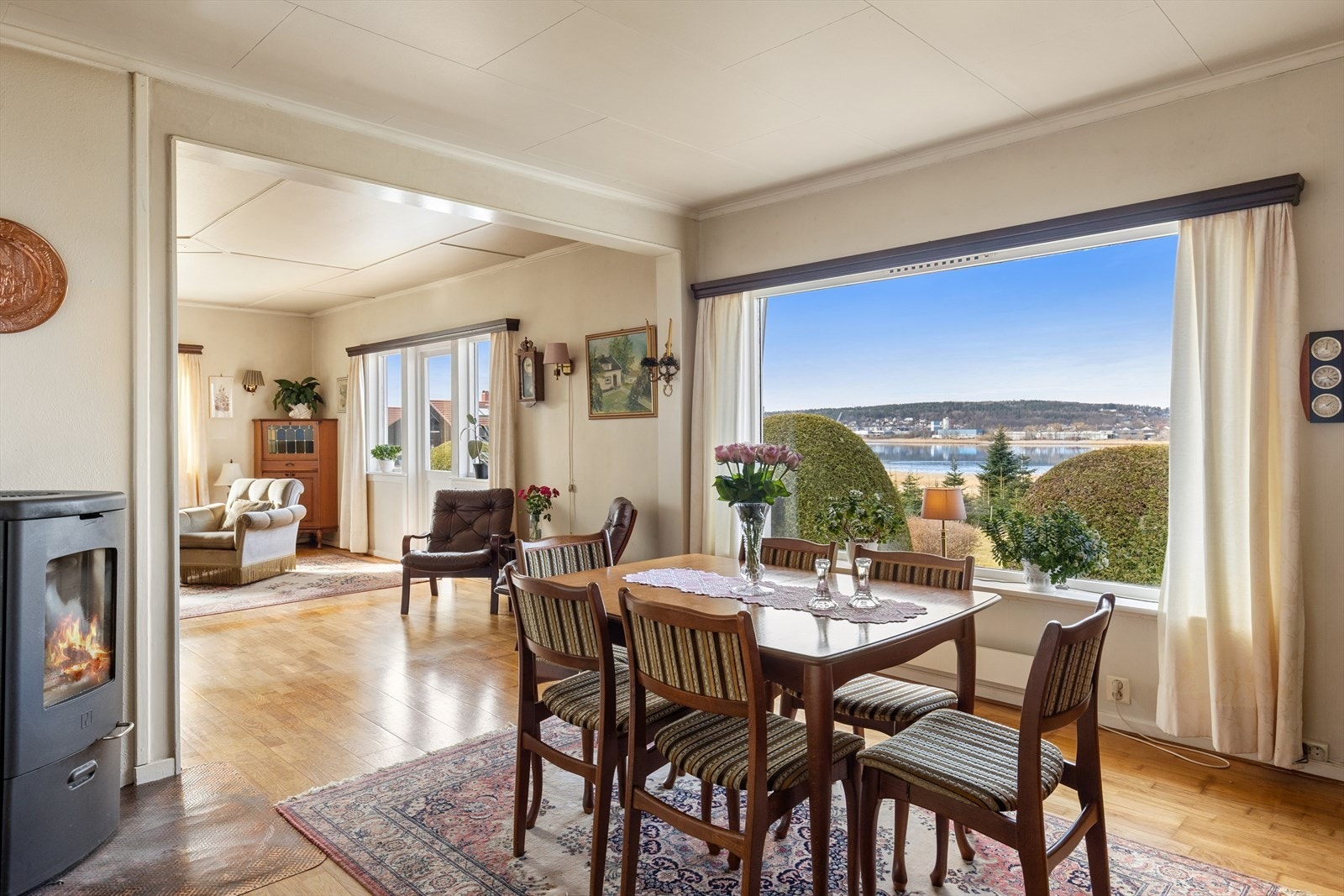 Vedovnen er av nyere dato og bidrar til en lun 1.etasje Galleribilde