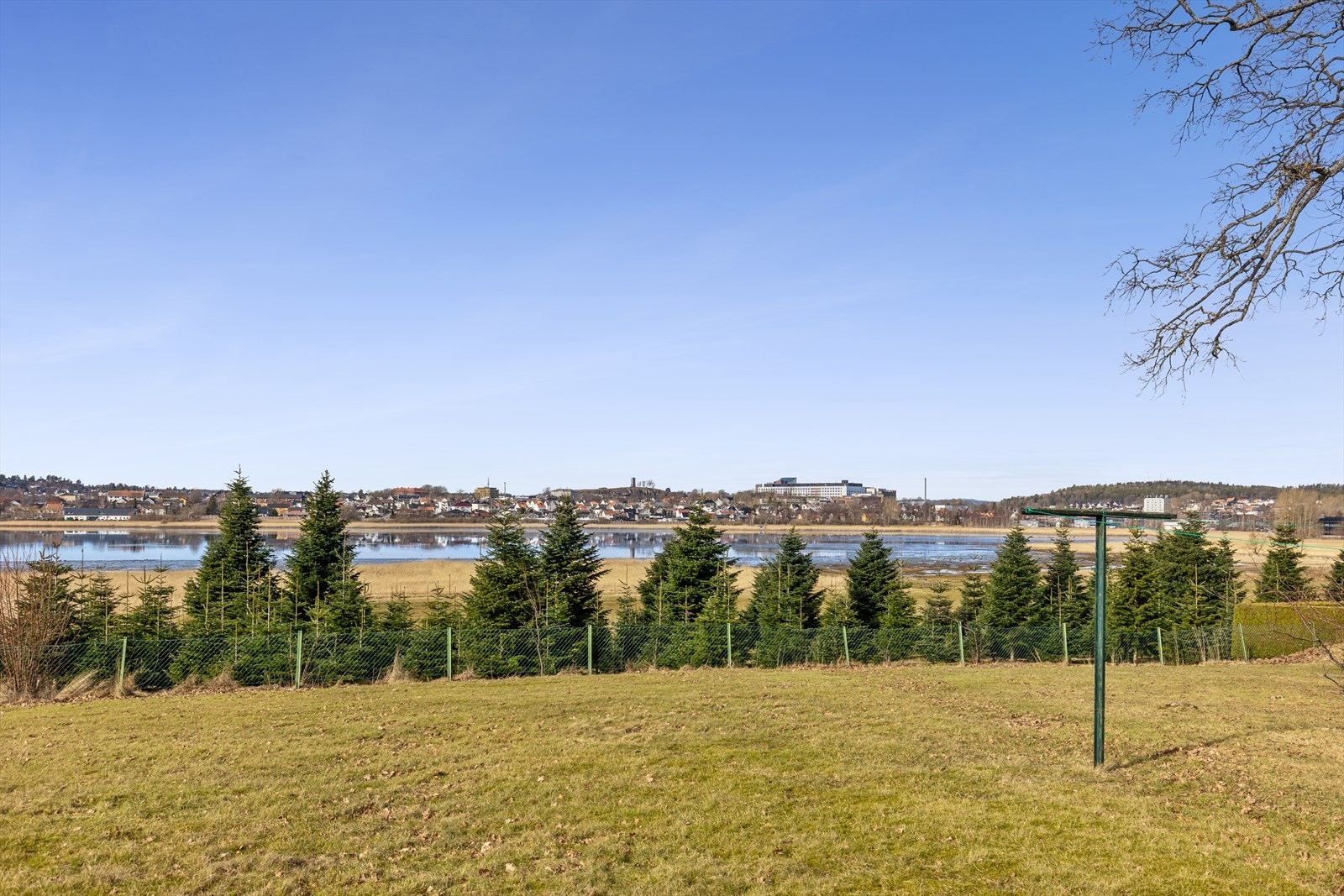 Det foreligger en signert avtale vedrørende juletreproduksjon på eiendommen nedenfor Husvikveien 21. I denne fremgår det at juletrærne på tomten har en høydebegrensning på 2,5 meter. Galleribilde