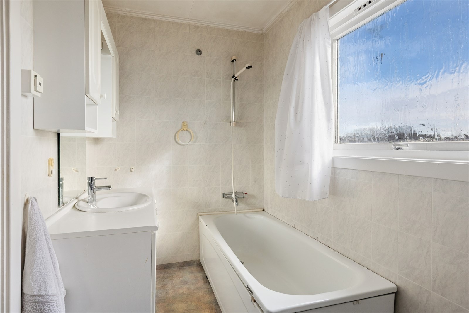 Badet er av eldre dato og har badekar og servant Galleribilde