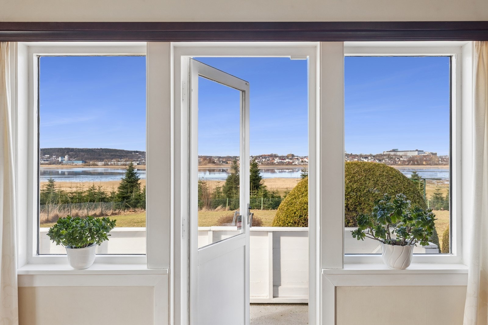 Fra stue kommer man ut på herlig veranda med ettermiddag- og kveldssol Galleribilde