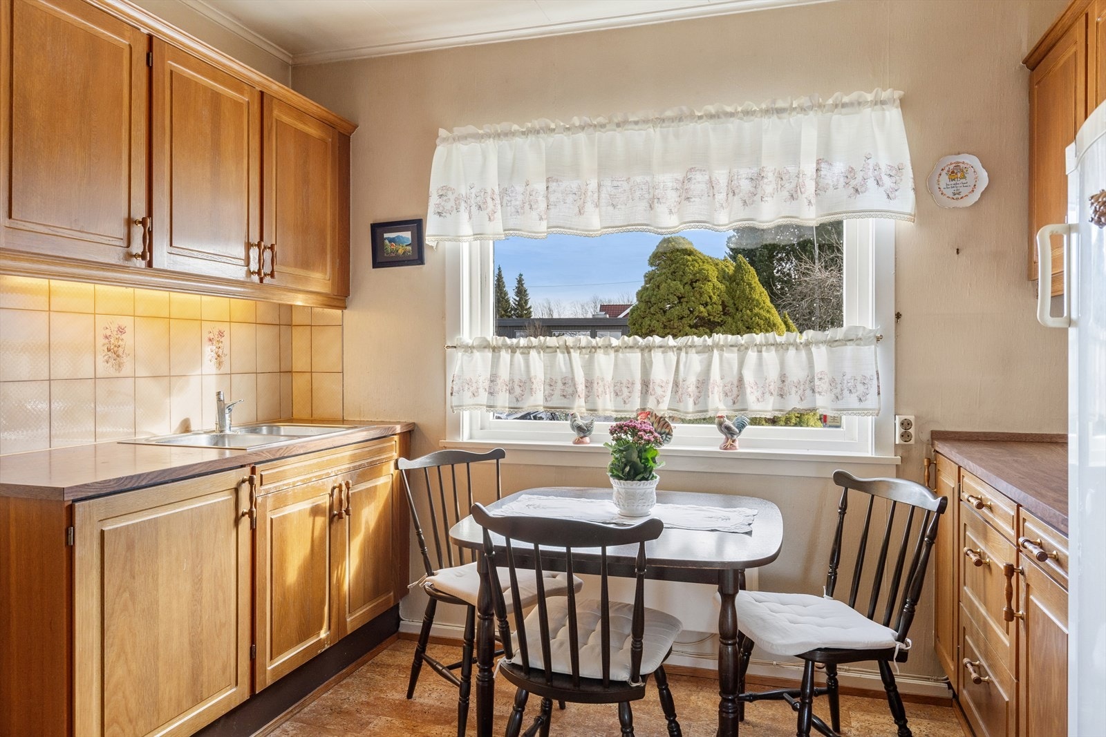 Boligen har et koselig kjøkken med god plass til frokostbord Galleribilde