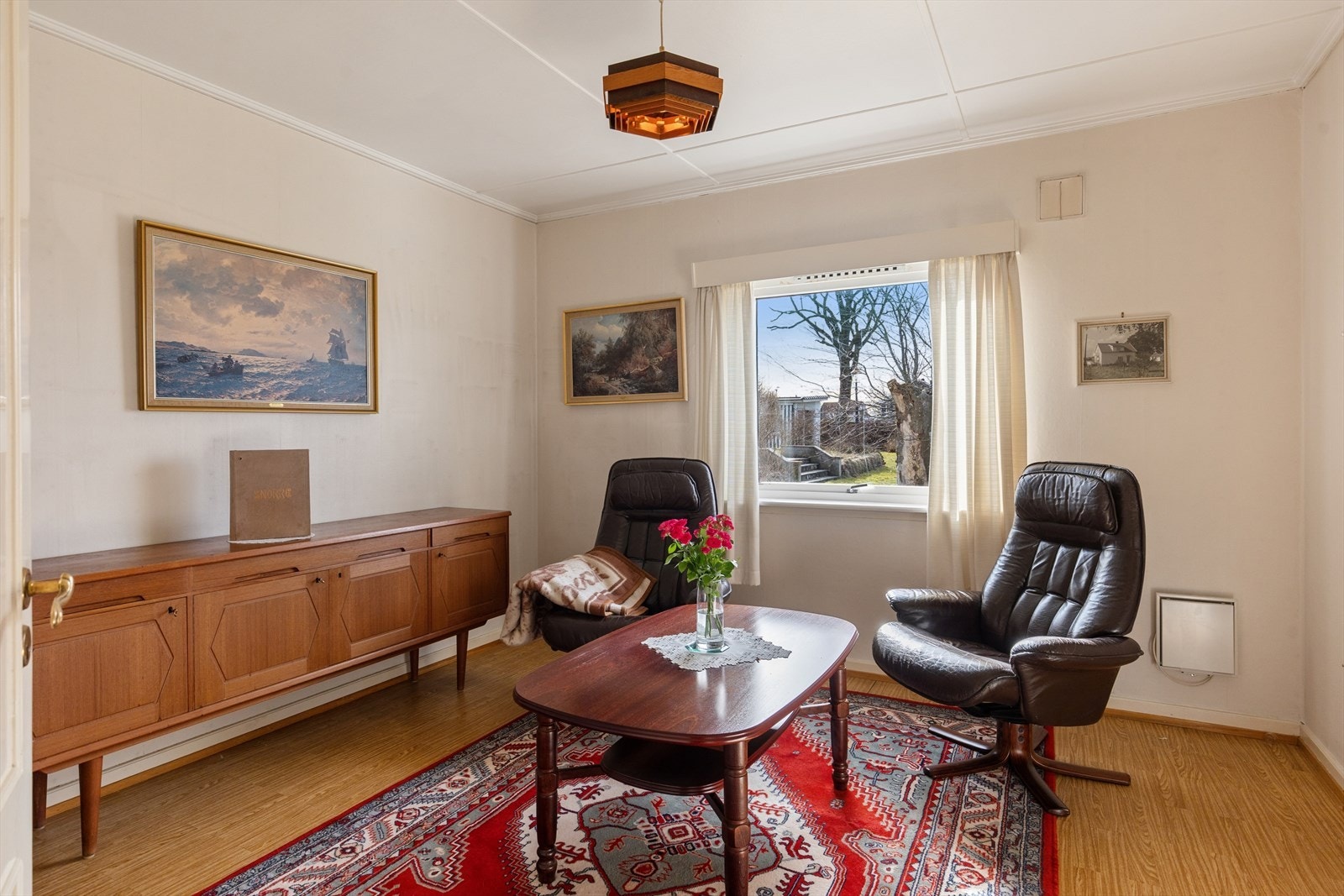 Boligen har ett soverom i 1.etasje og to soverom i 2.etasje Galleribilde