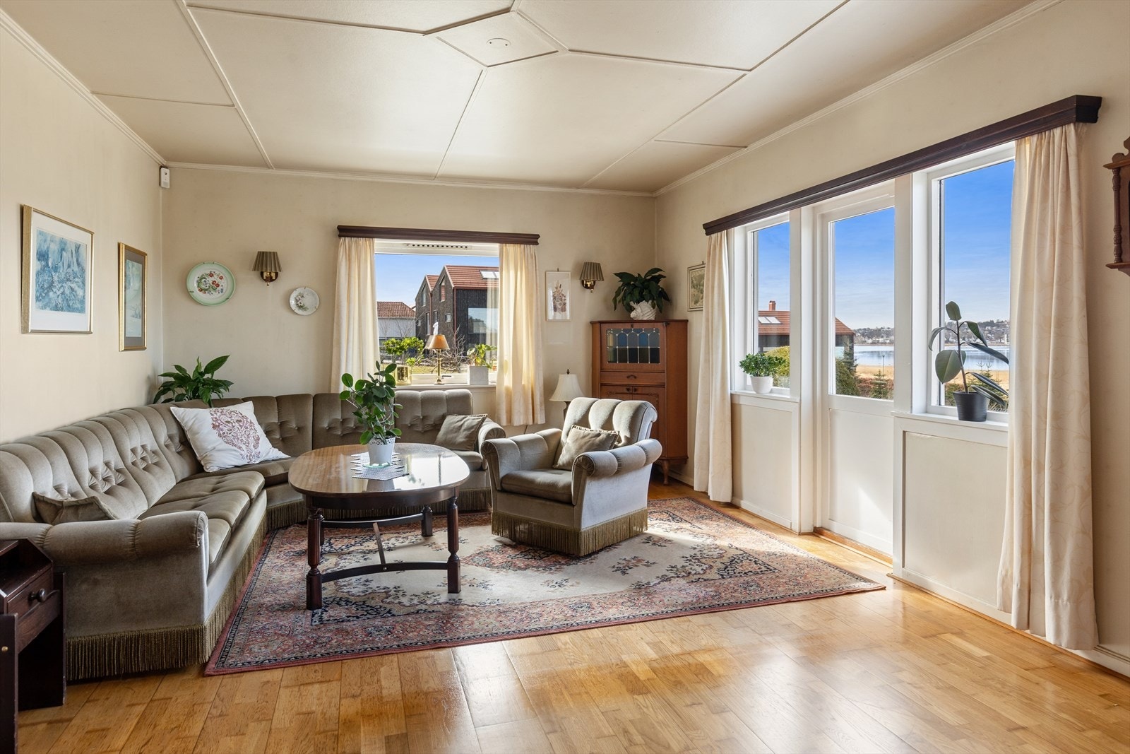 Fra de store vindusflatene har man nydelig utsikt over både fjorden og Tønsberg Galleribilde