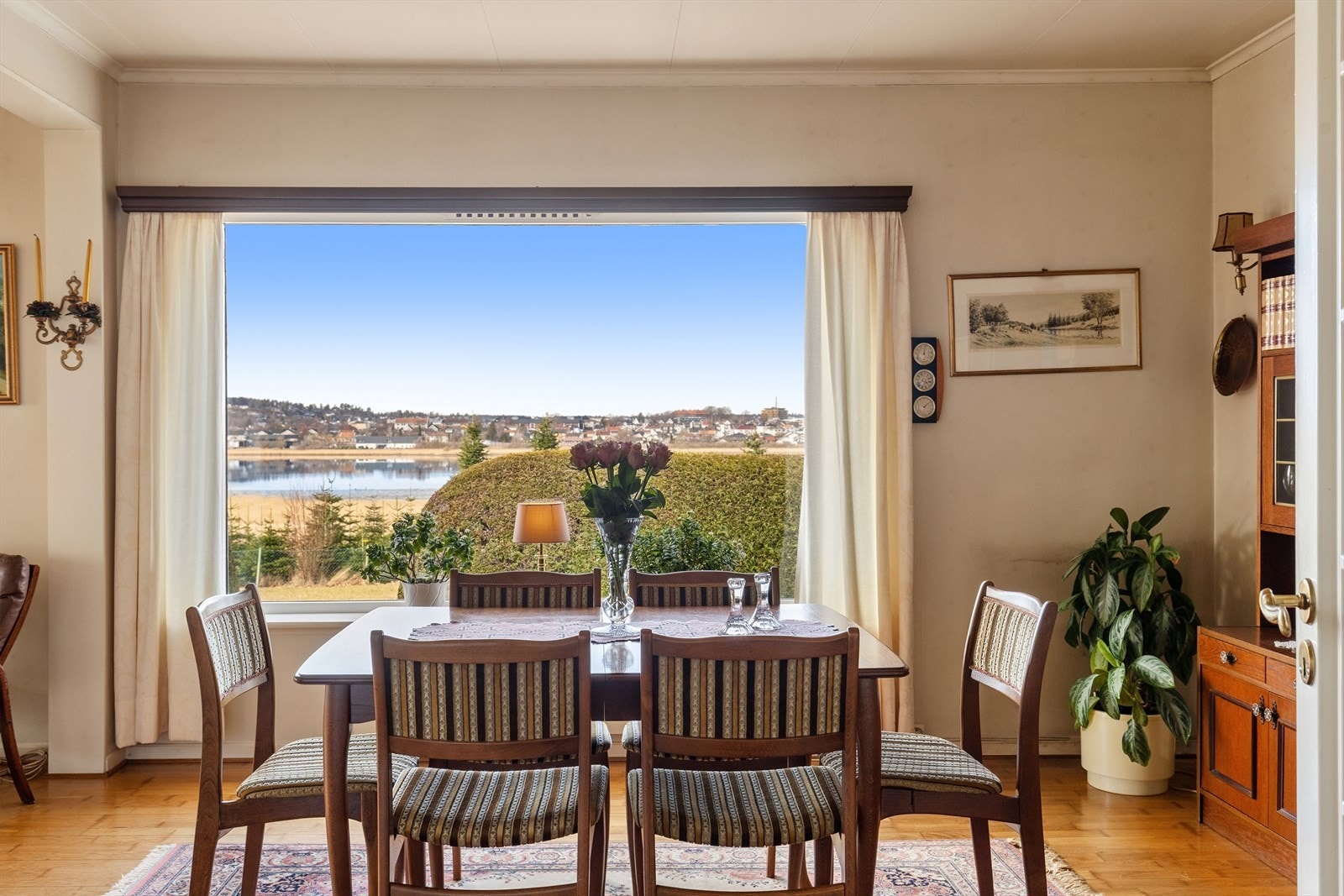 Stuen er naturlig to-delt i spisestue og dagligstue Galleribilde