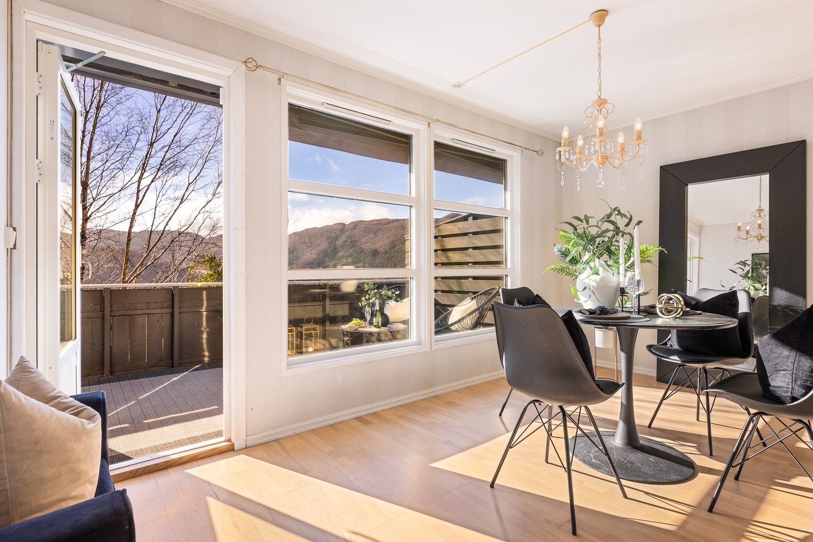 Fra stue er det utgang til balkong på 20 kvm Galleribilde