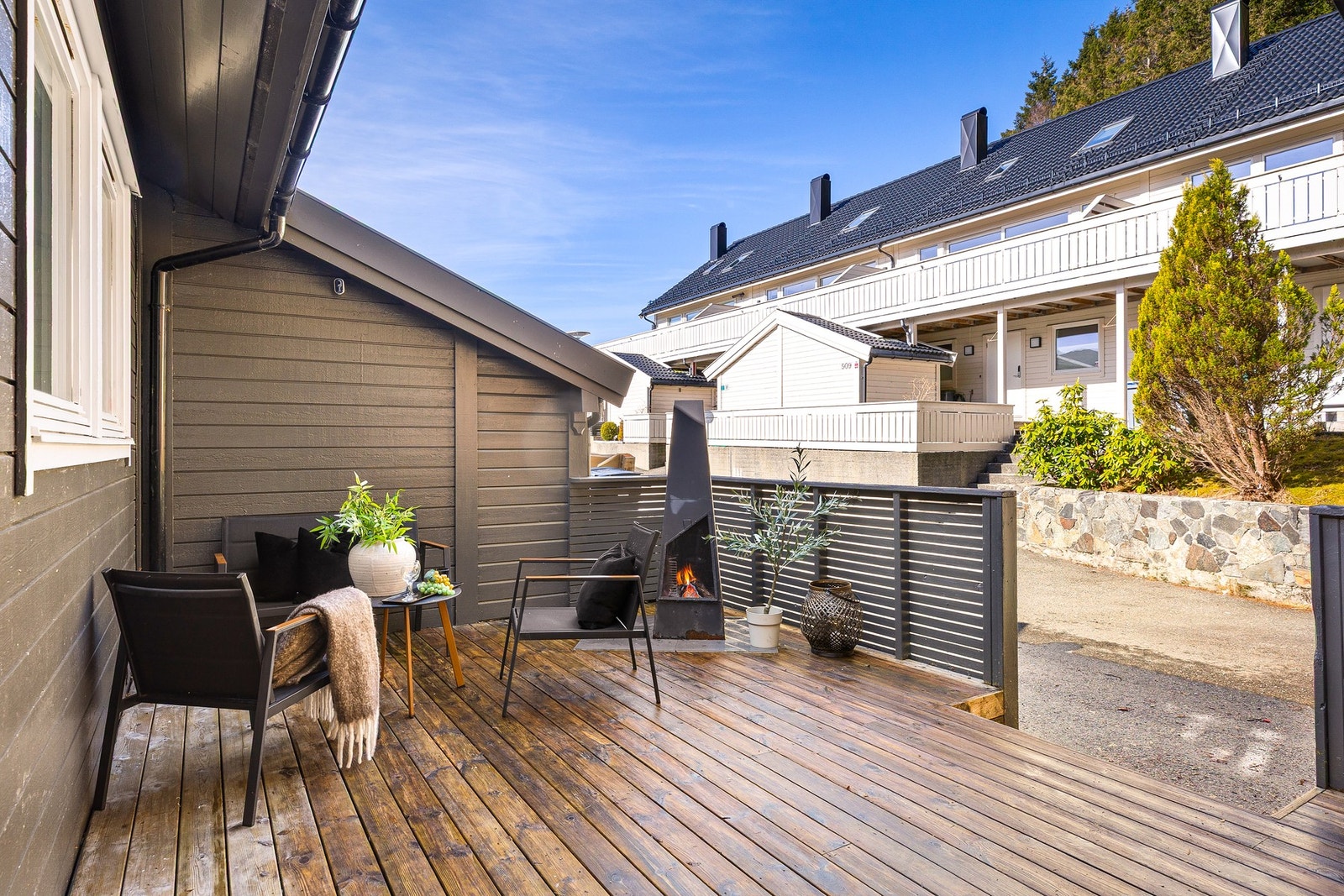 Inngangspartiet ligger i ende av blindvei uten gjennomgangstrafikk Galleribilde