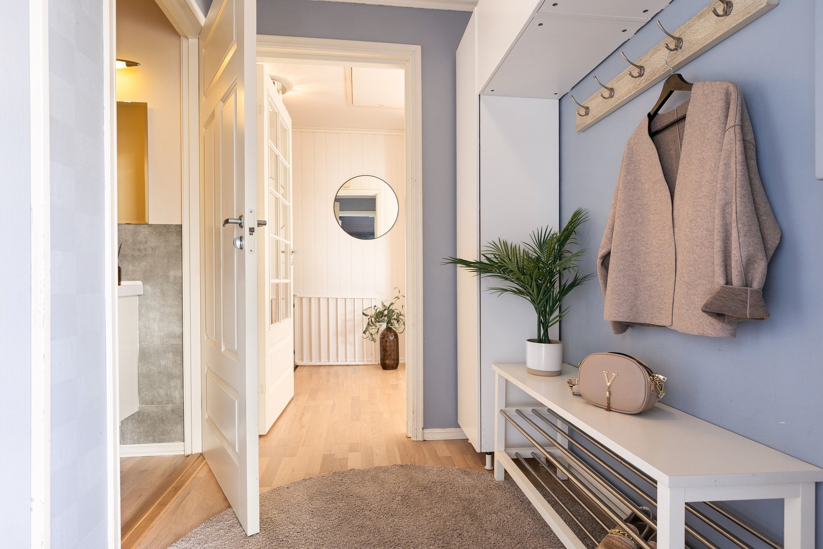 Entrè på 3,4 kvm som leder inn i boligen, samt til omkledningsrom/bod og toalett Galleribilde