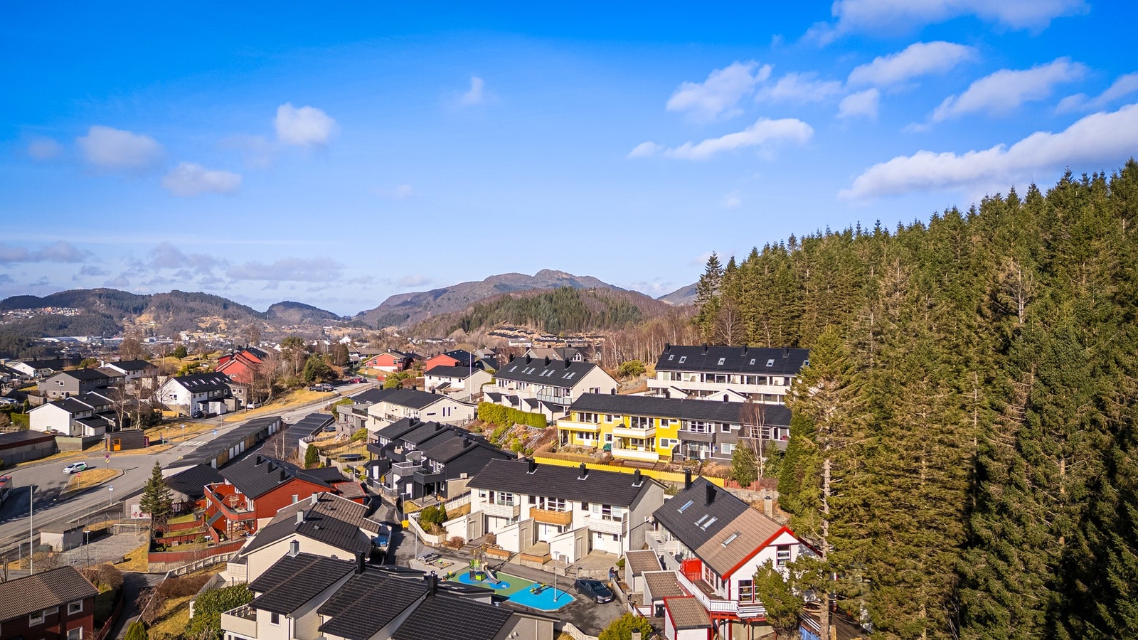 Skogen ovenfor boligen er vedtatt fjernet av Bergen kommune, men grunnet klage fra naboer er arbeidet utsatt på ubestemt tid Galleribilde