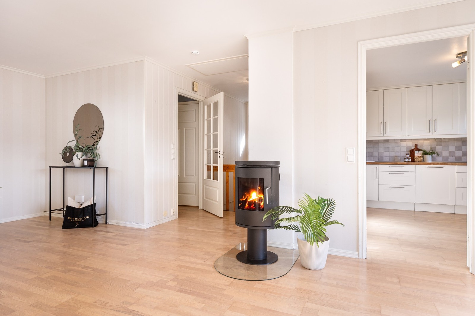 Peisovn som gir god varme en kald vinterdag Galleribilde