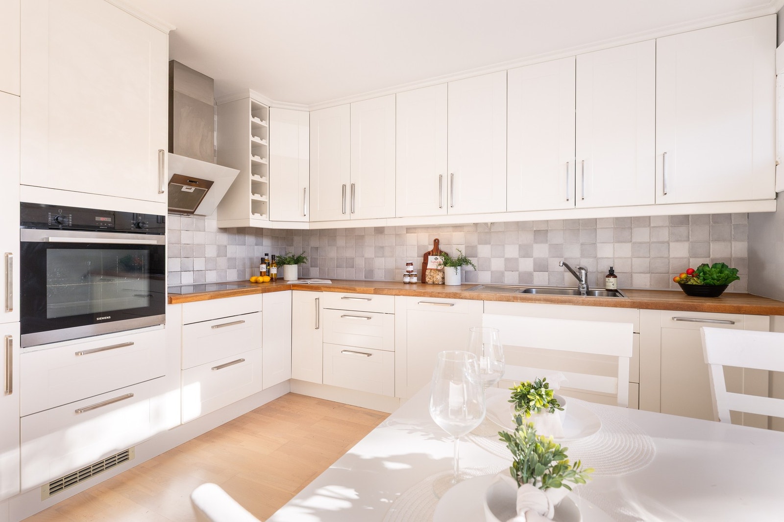 Rikelig med skapplass og integrerte hvitevarer som ovn, induksjonstopp og oppvaskmaskin Galleribilde