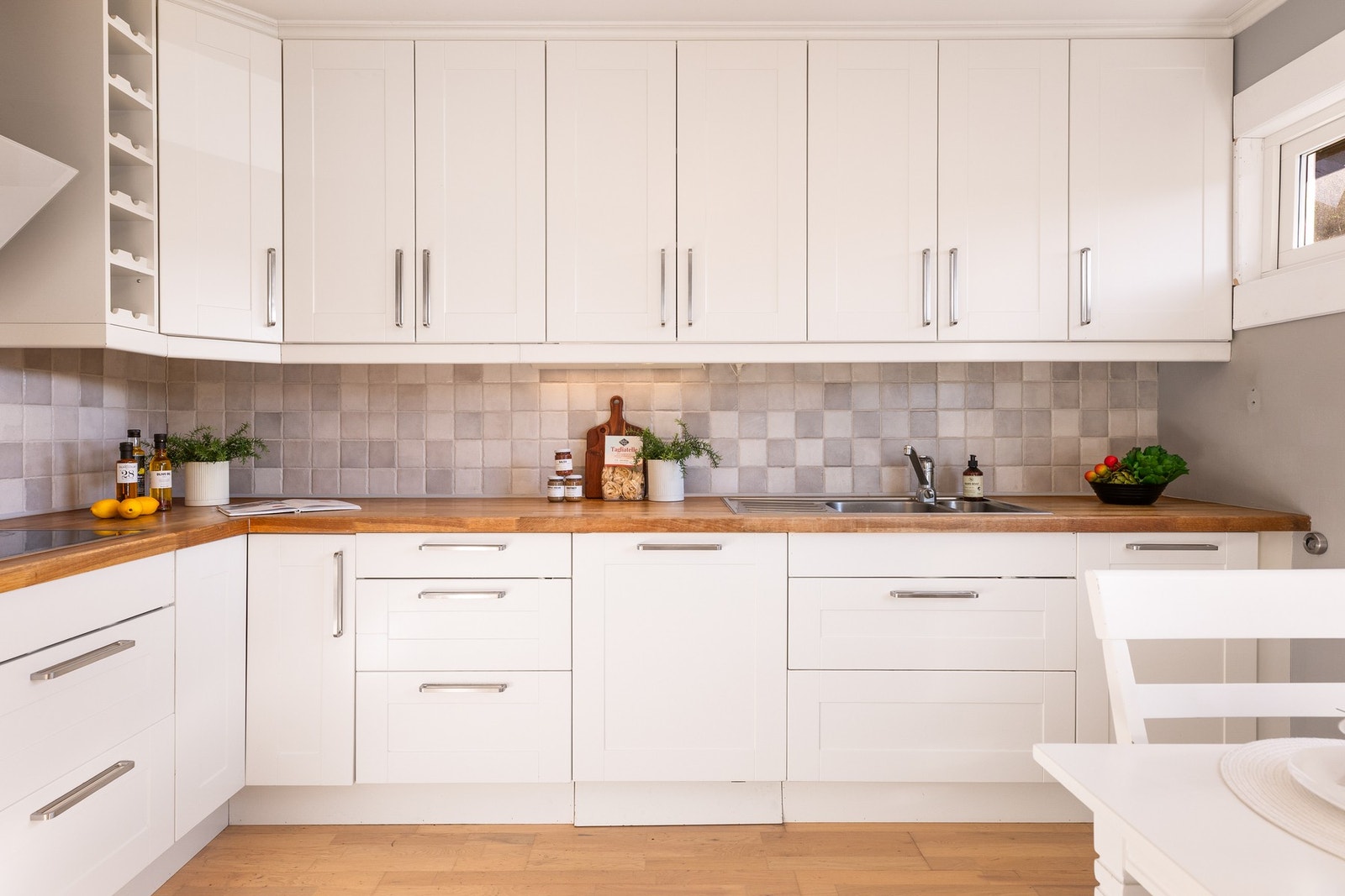 Heltre benkeplate og god arbeidsplass Galleribilde