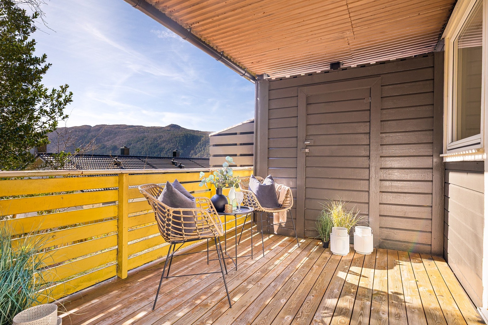 Terrasse på 17,9 kvm foran soverommene i underetasjen Galleribilde