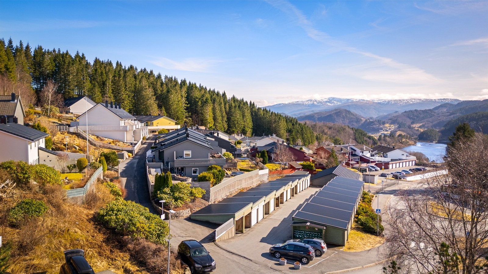 Det medfølger fast plass i felles garasjerekke Galleribilde