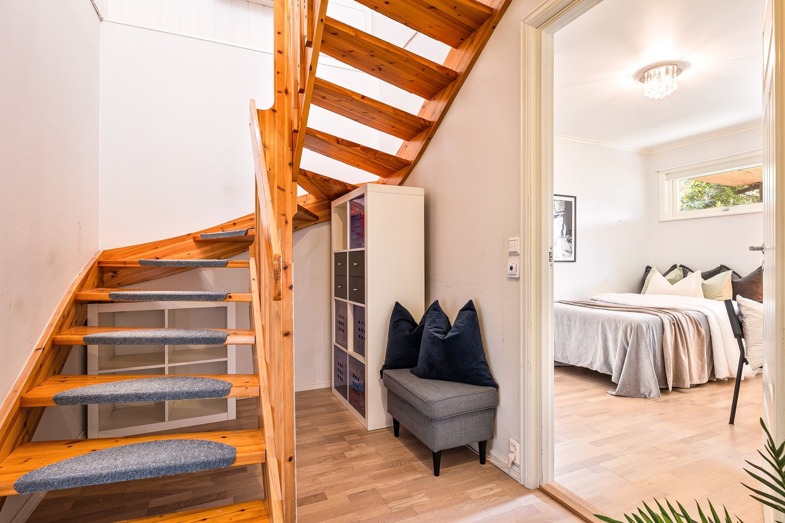 Trappen leder ned til gang på 9,4 kvm Galleribilde