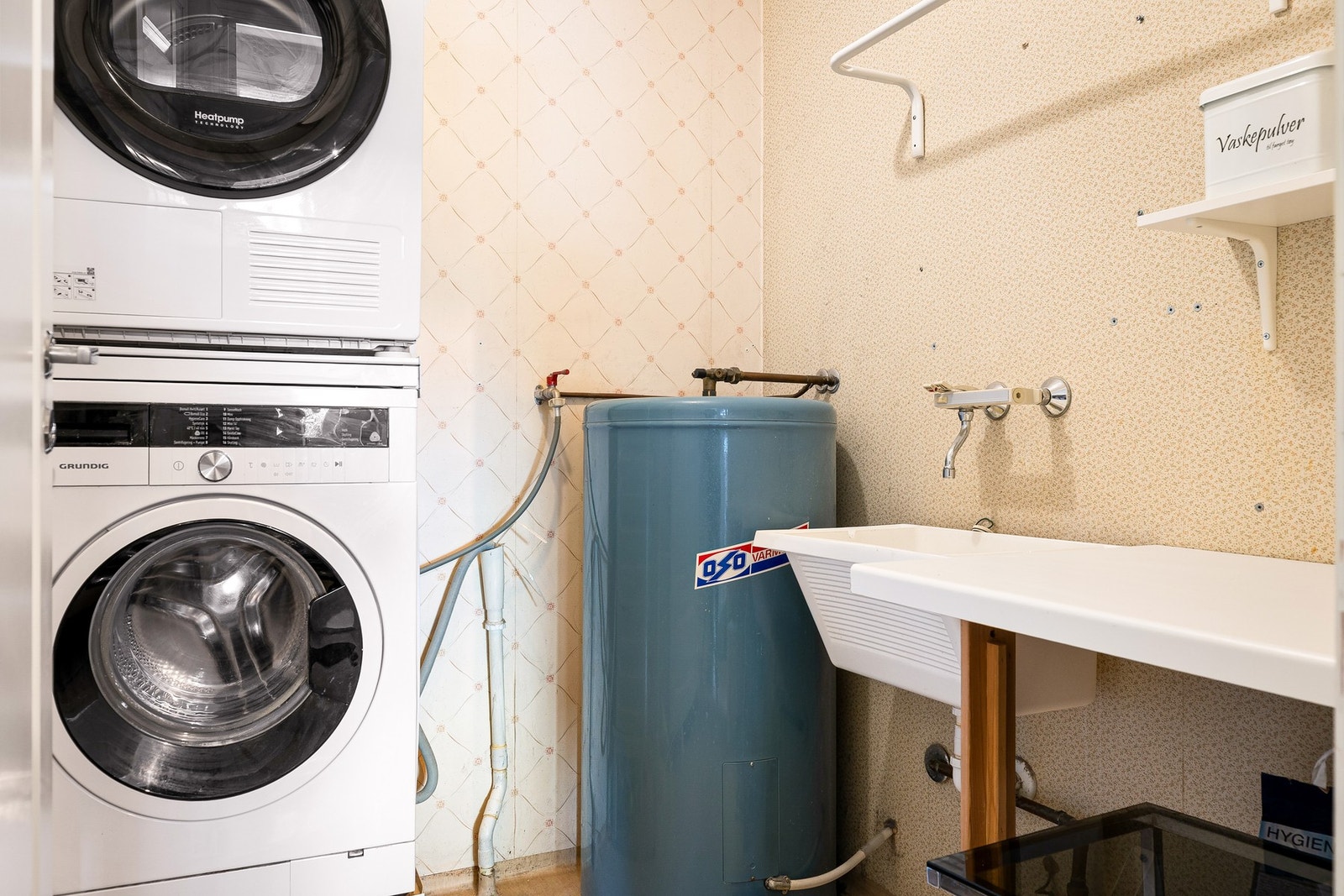 Boligen har eget vaskerom på 3,3 kvm med utslagsvask og opplegg for vaskemaskin og tørketrommel Galleribilde