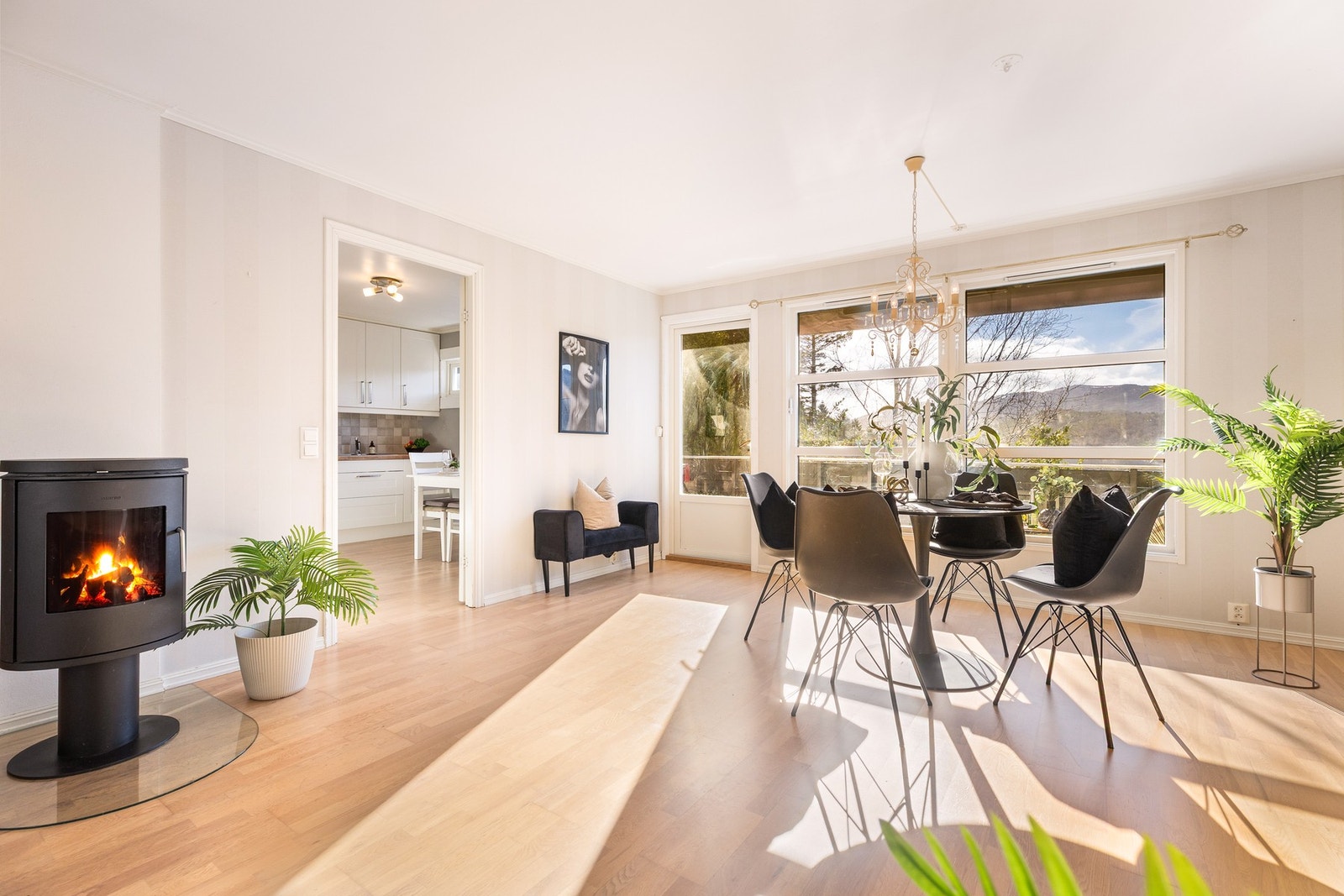 Store vindusflater som gir godt lysinnslipp og praktfull utsikt Galleribilde