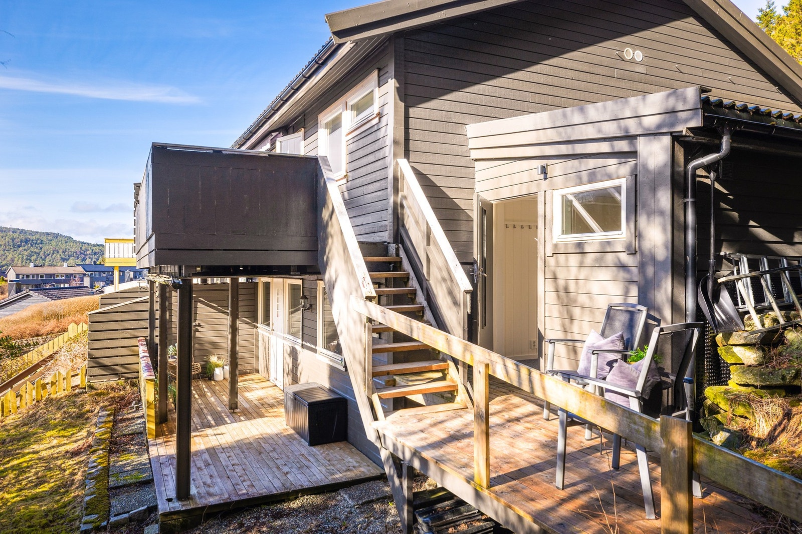 Det er laget trapp ned fra balkong til utebod som er innredet til et ungdomsrom Galleribilde