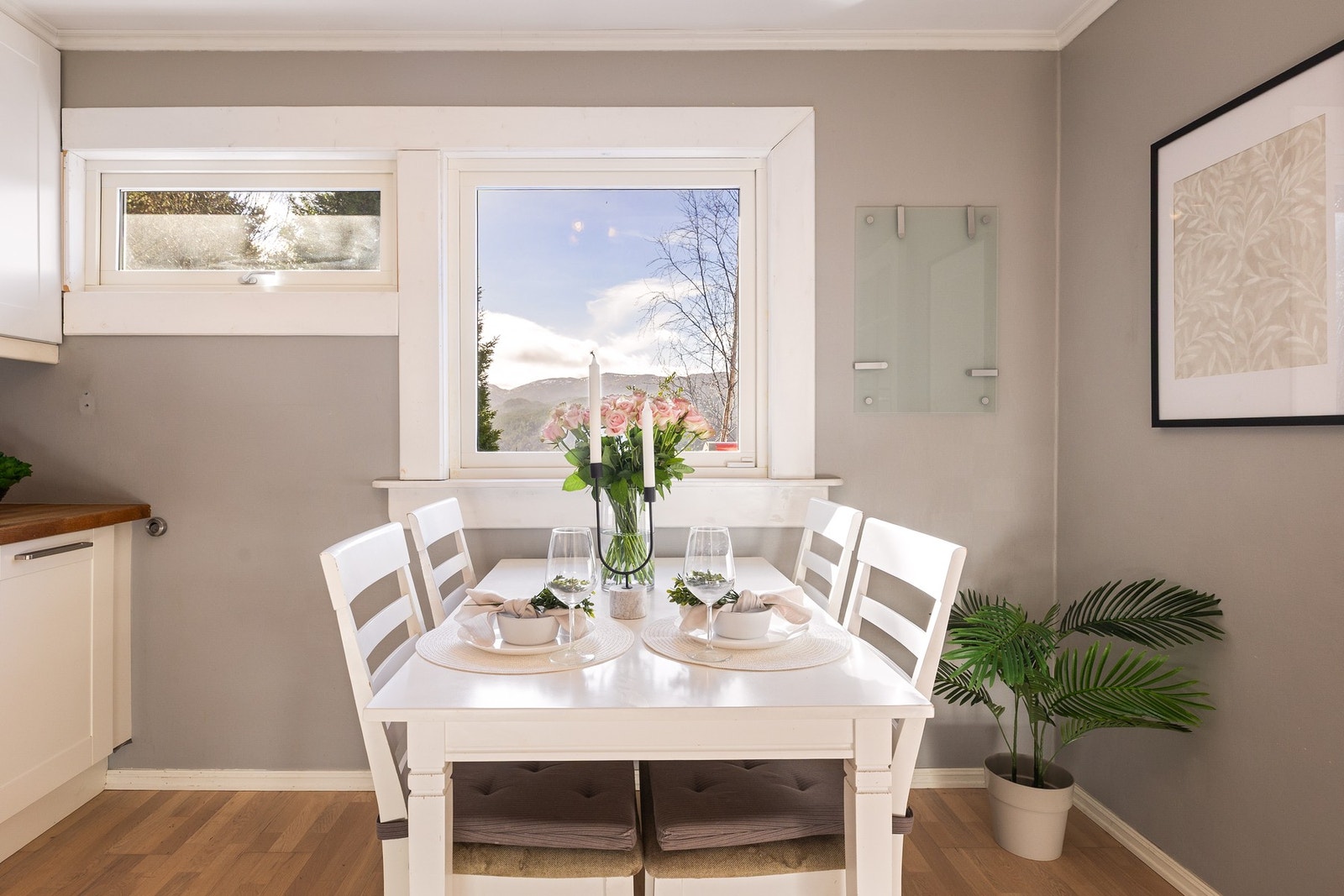 God plass til spisebord på kjøkken Galleribilde