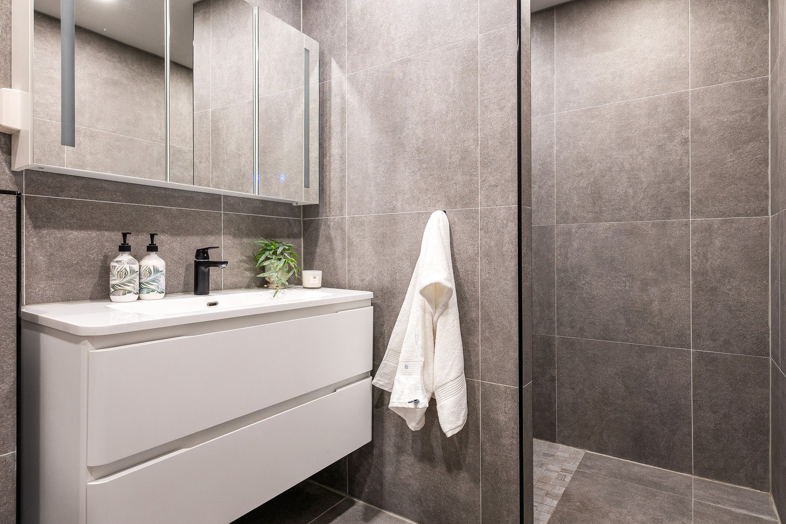 Badet har lekre overflater og delikat baderomsinnredning Galleribilde