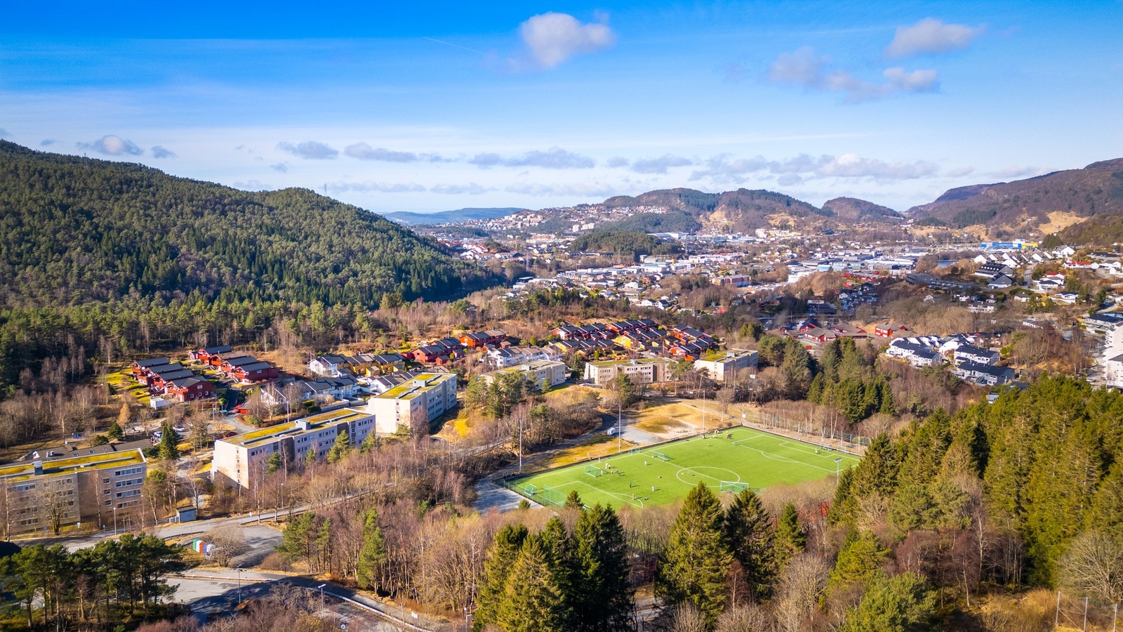 Her ser man mot Breimyra Idrettsplass og Flaktveit barneskole Galleribilde