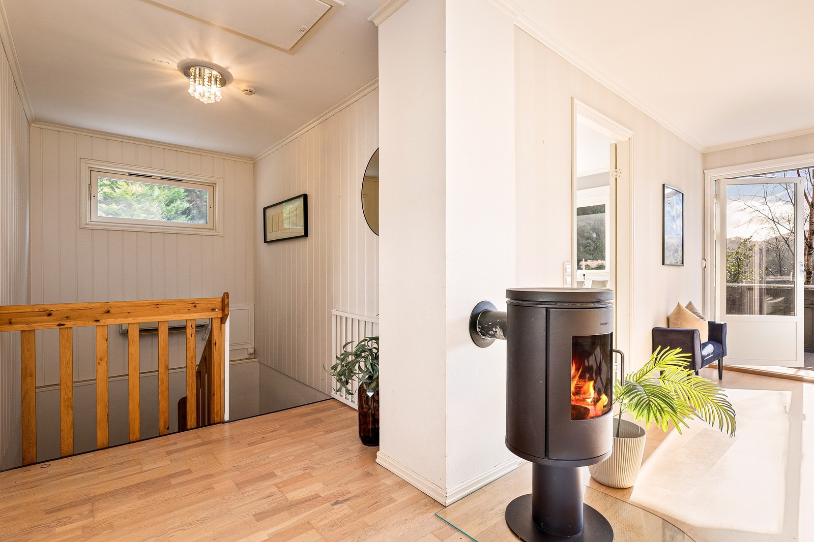 I trapp mellom 1.etasje og underetasje henger varmepumpen Galleribilde