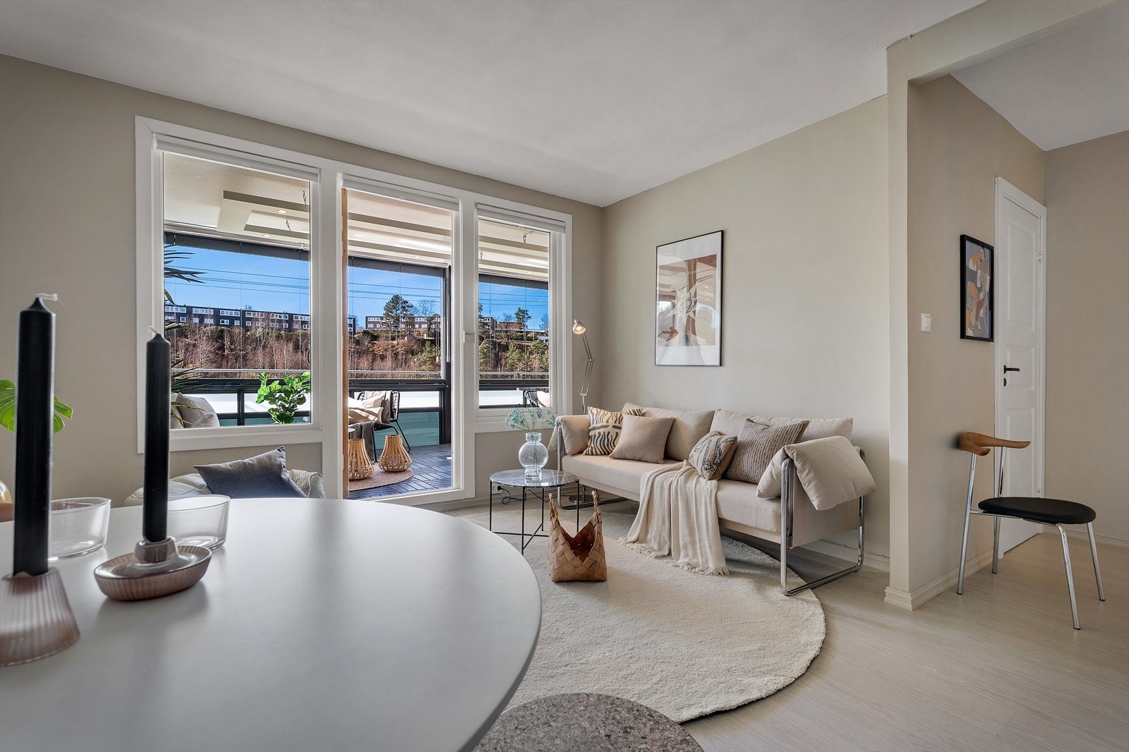 - Mye inkl. i felleskostnadene, bla. varmtvann, kommunale avgifter/eiendomsskatt og tv/internett mm - Galleribilde