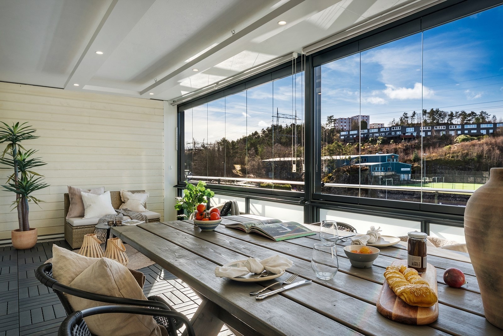 - Frontveggen har skyvbare glassdører, så du kan selv velge å slippe solen inn - Galleribilde