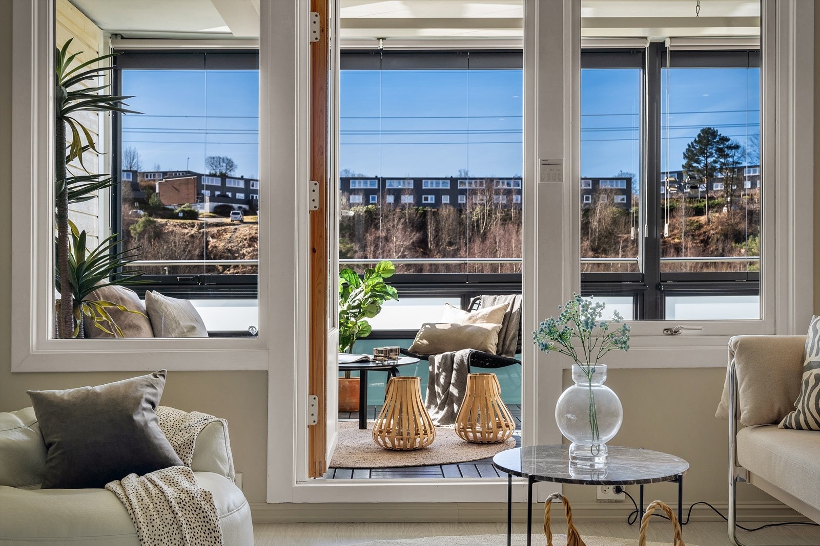 - Innvendig måler stuen hele 21,5 m² med åpen kjøkken/stue løsning - Galleribilde