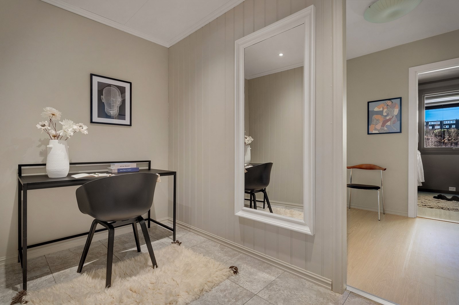 -Flisbelagt entré måler ca ca 6 m² - Galleribilde