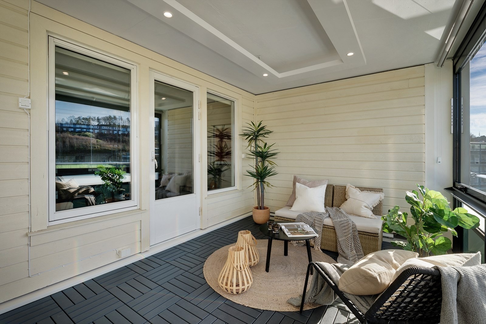 - Se spotter i taket for behagelig belysning. Se også utestrøm - Galleribilde