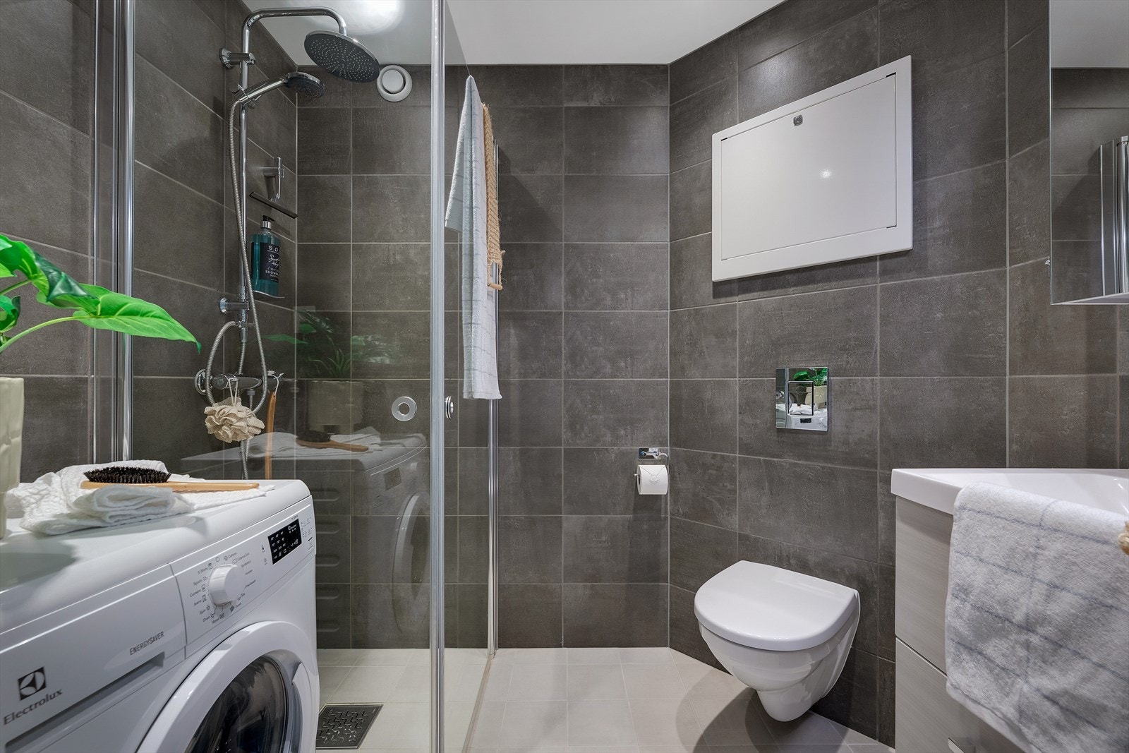 - Moderne og helfliset bad, med opplegg for vaskemaskin og tørketrommel - Galleribilde