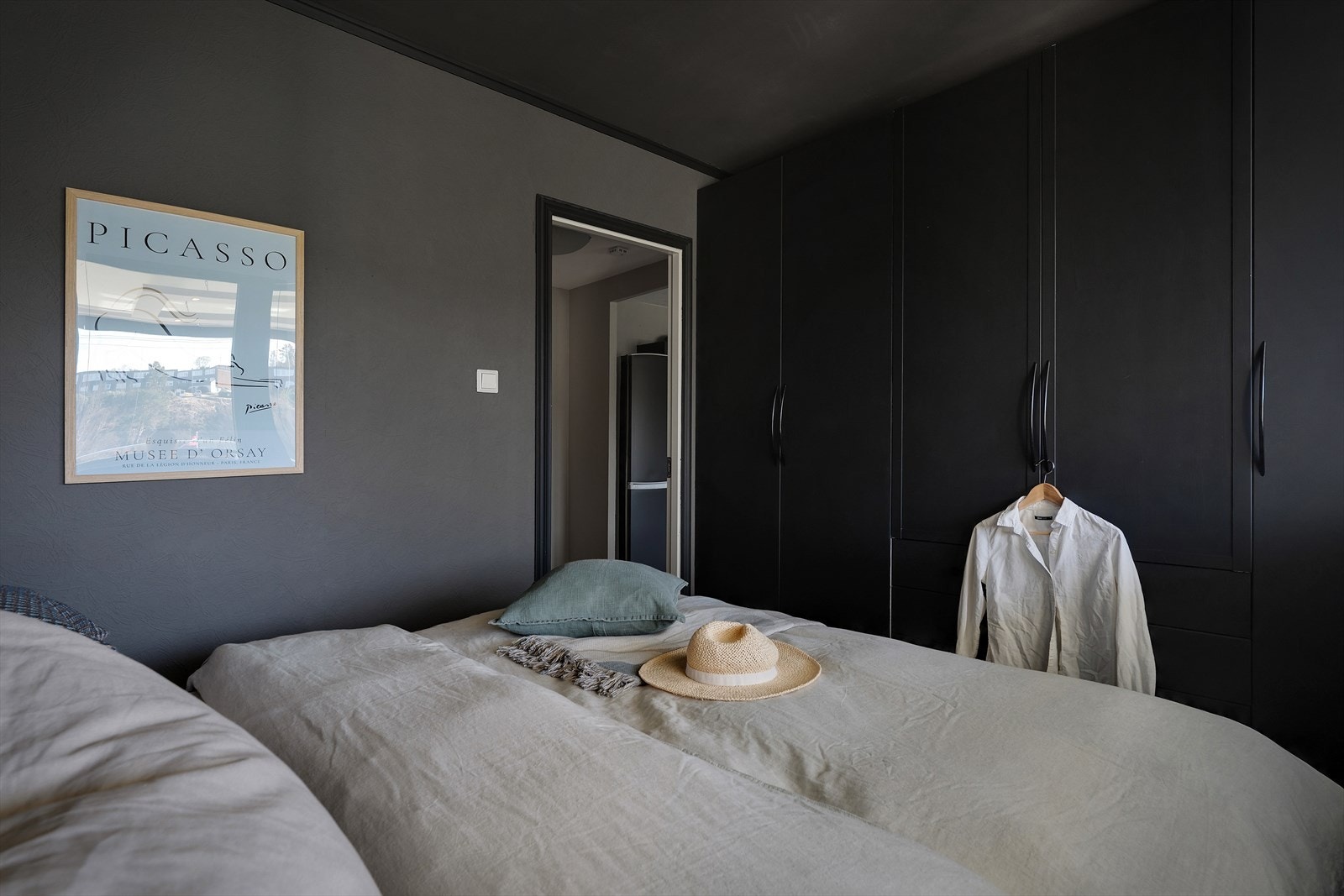 - Romslig soverom med god oppbevaringsplass, garderobeskap medfølger leiligheten - Galleribilde