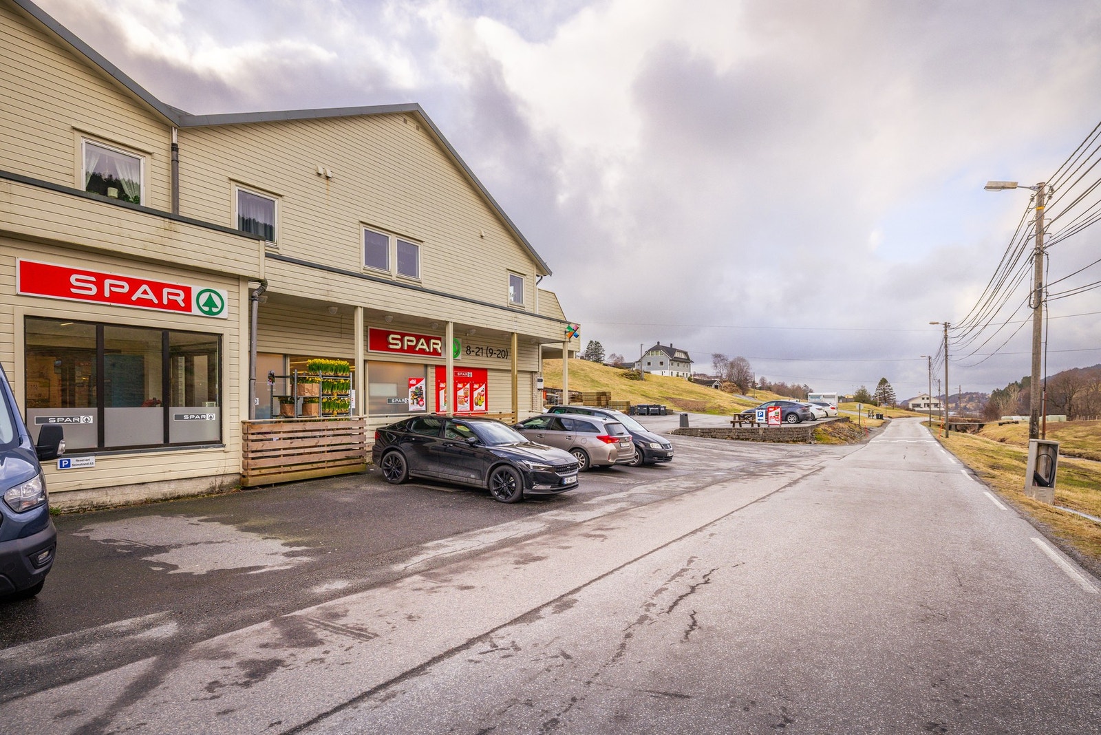 Nærbutikk finnes i umiddelbar nærhet, noe som gjør hverdagen enkel og effektiv. Bussholdeplass ligger ca. 300 meter unna, og gir gode kollektivforbindelser. Galleribilde