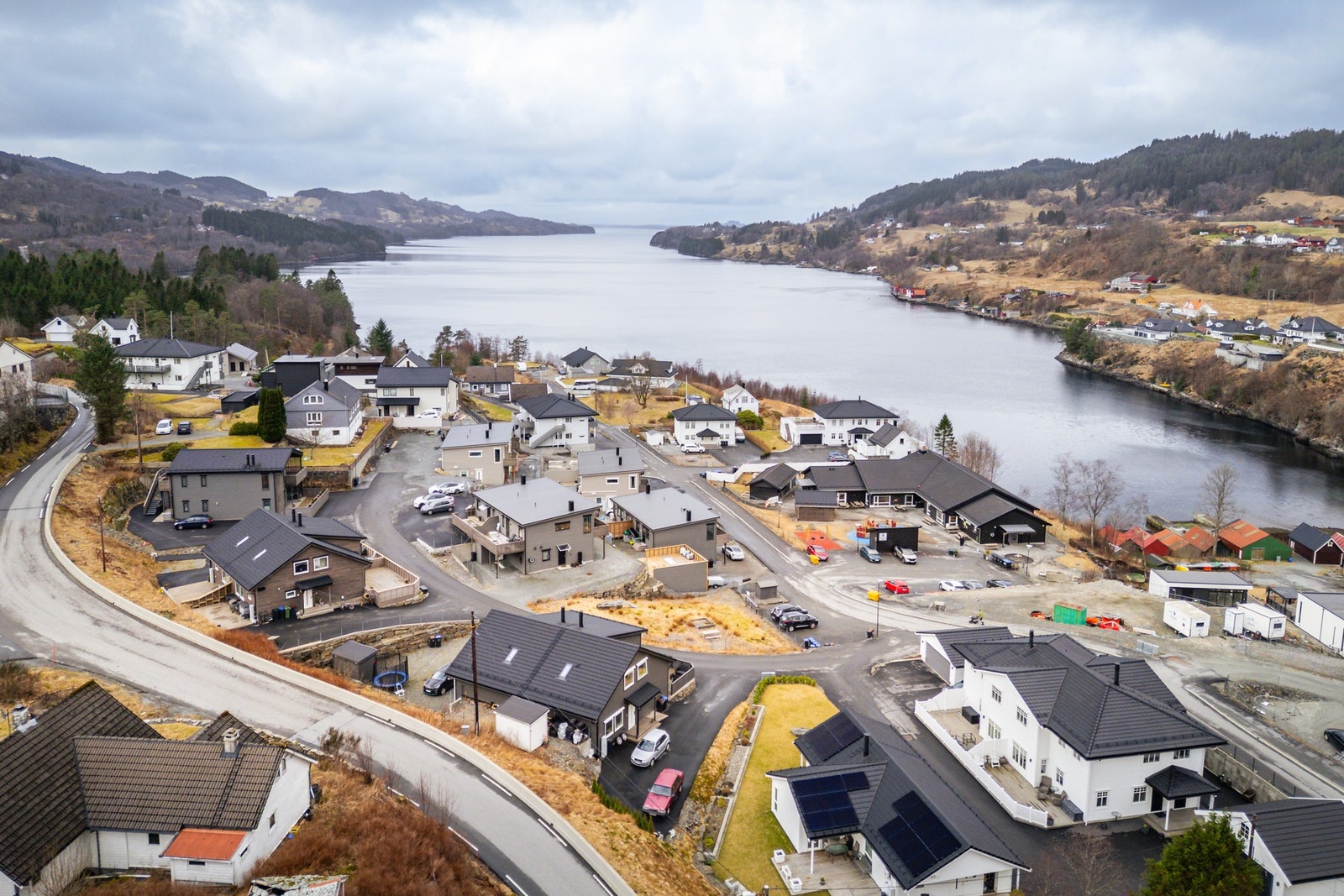 For barnefamilier er beliggenheten svært praktisk: Nærmeste barnehage ligger kun ca. 100 meter fra boligen, og det er også kort vei til skole med stor kunstgressbane. Galleribilde