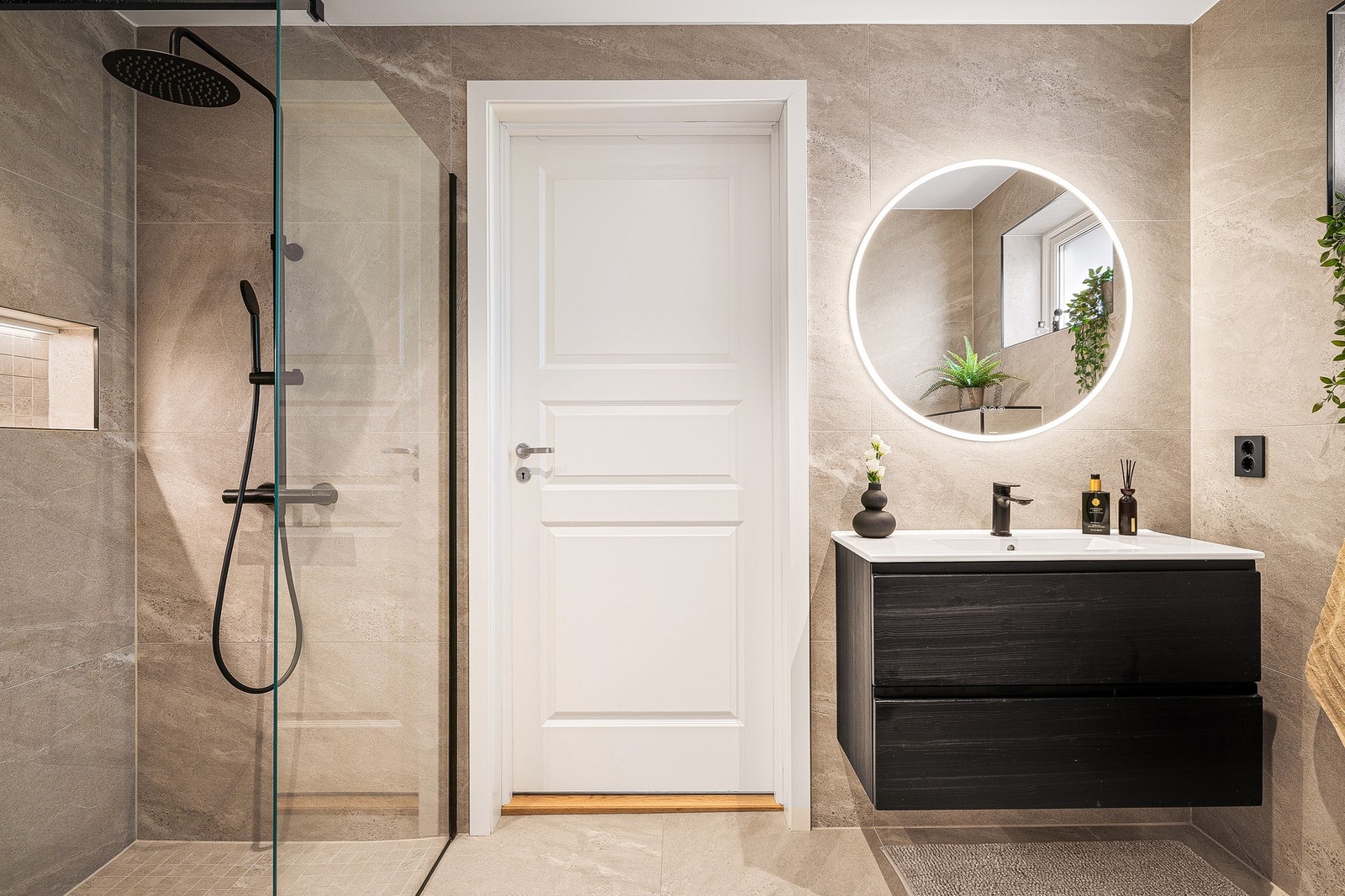 Badet i 1. etasje er innredet med baderomsinnredning med nedfelt servant, vegghengt toalett og dusjhjørne. Galleribilde